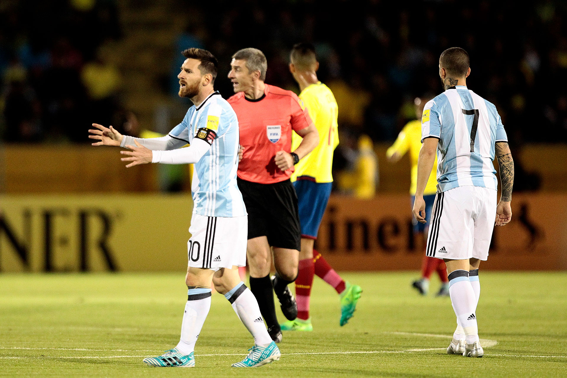 La actuación de Di María, el compromiso de Enzo Pérez, el sacrificio de Marcos Acuña, la solidez de Chiquito Romero y el esfuerzo de Darío Benedetto fueron algunos factores que el técnico considerará para que sus dirigidos tengan el pasaporte al día