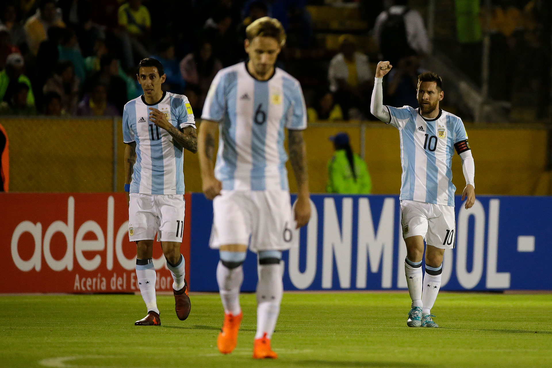 Biglia se encargó de hacer los relevos para brindarle equilibrio a un equipo que se mostró punzante en ofensiva y rígido en defensa