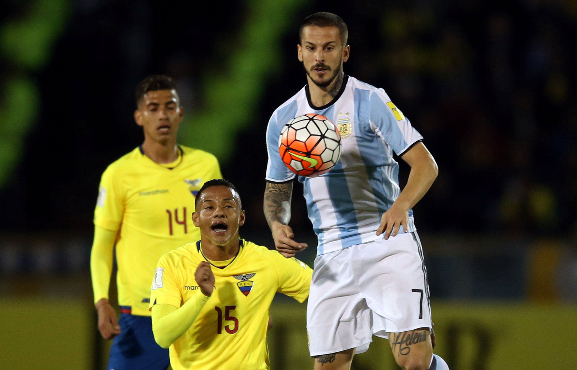 Benedetto se peleó con los centrales y ayudó en la pelota parada defensiva