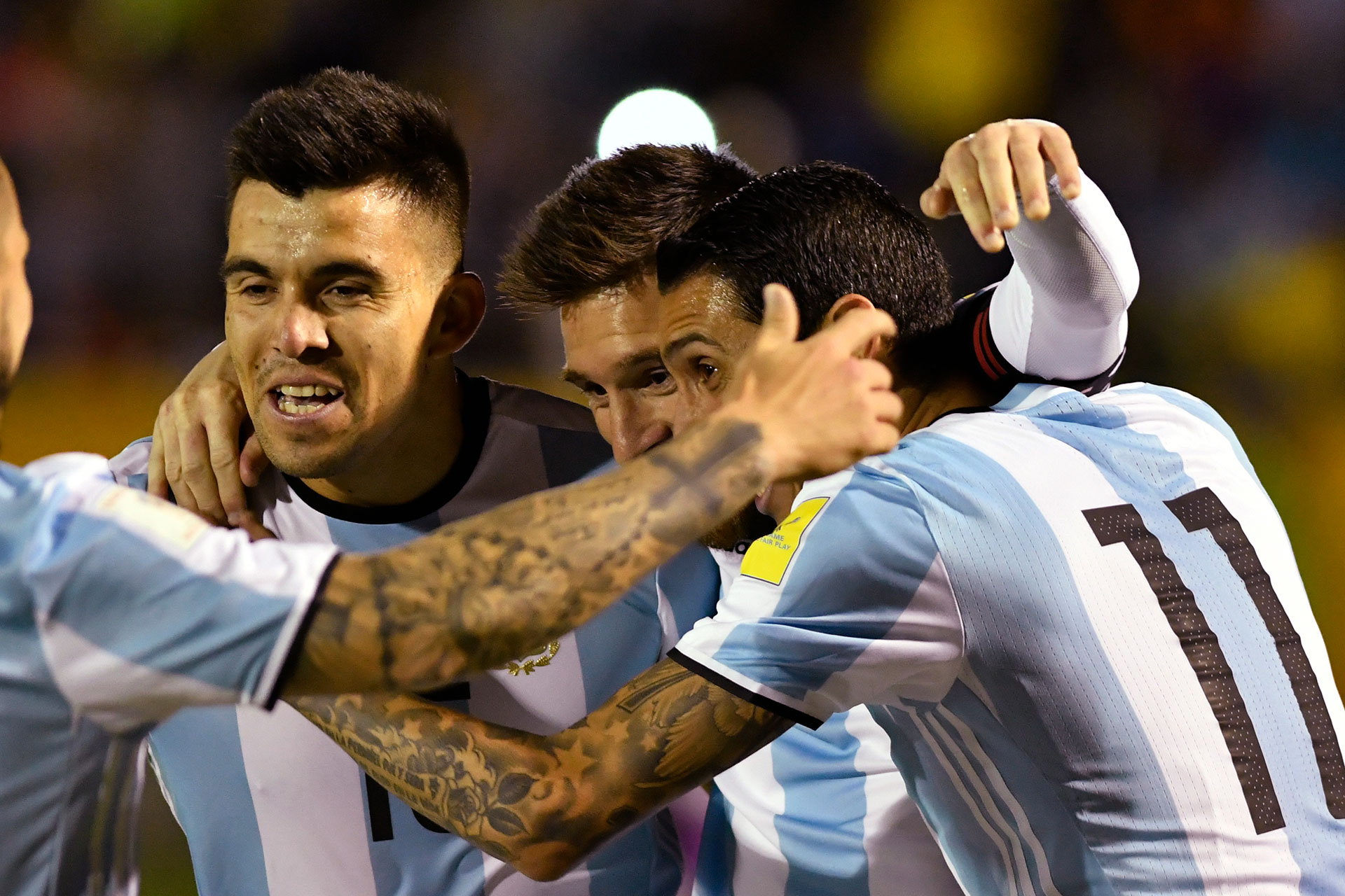 Las miradas buscan explicaciones luego del tercer gol de Messi