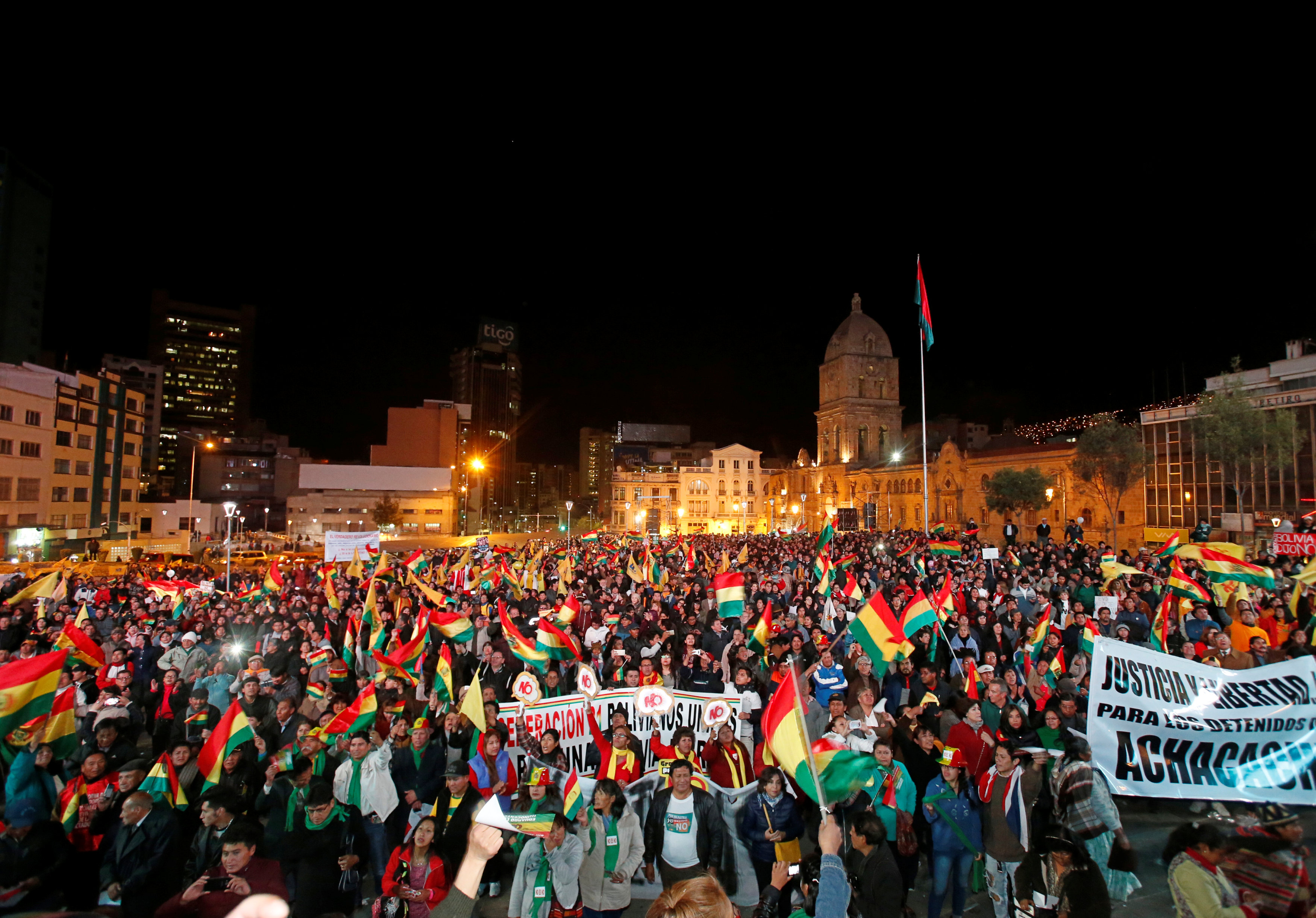 La protesta en La Paz este martes a la noche (Reuters)