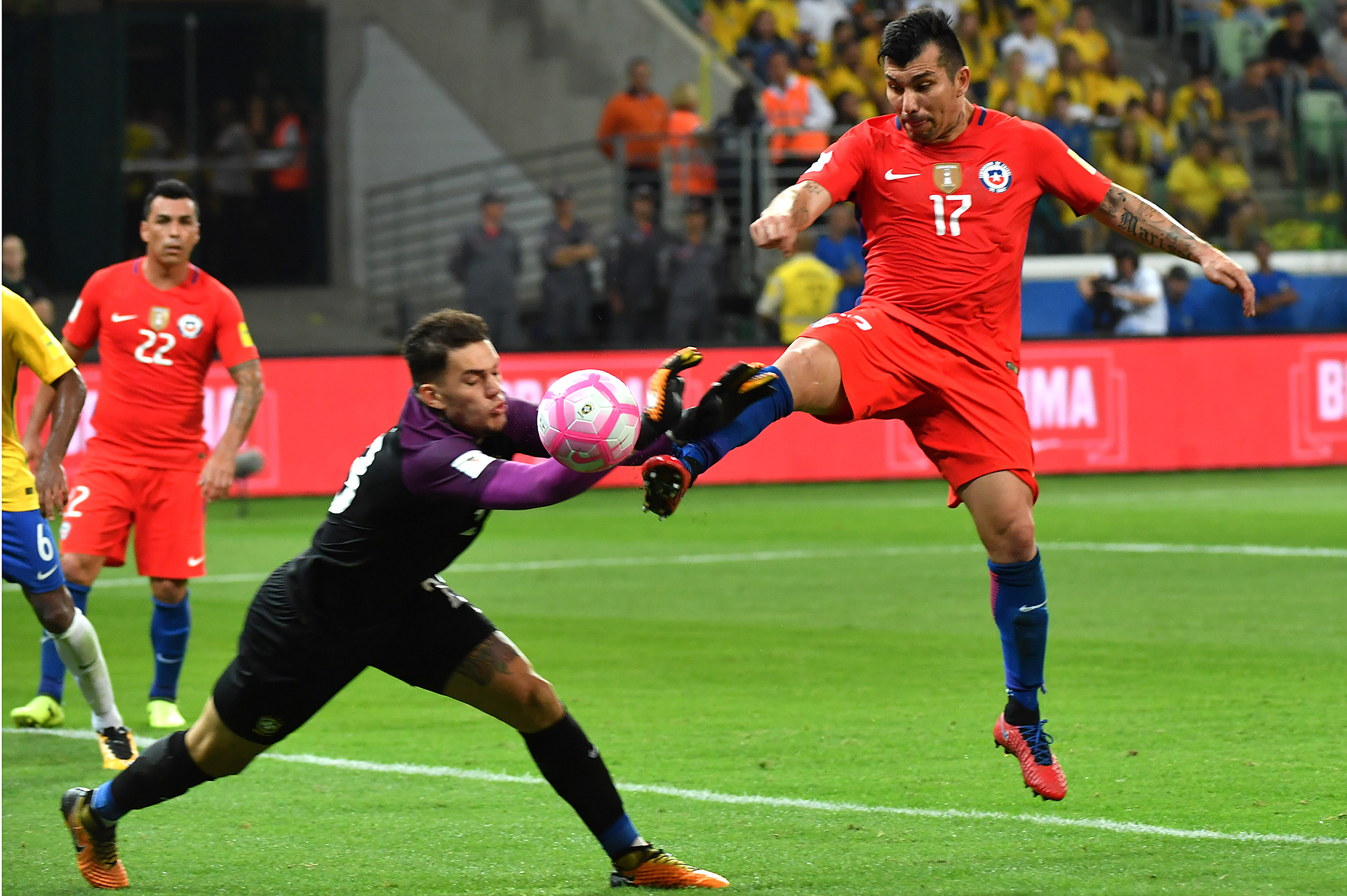 Gary Medel: Chile no se clasificó a la Copa del Mundo y el de Besiktas turco se lo perderá (AFP)