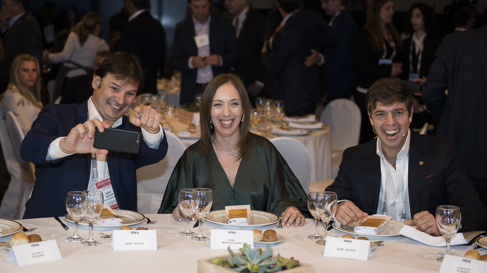 El presidente del 53 Coloquio de Idea Gastón Remy, la Gobernadora de la Pcia. de Bs. As. María Eugenia Vidal y el presidente de Idea Javier Goñi en la inauguración del 53 Coloquio de Idea