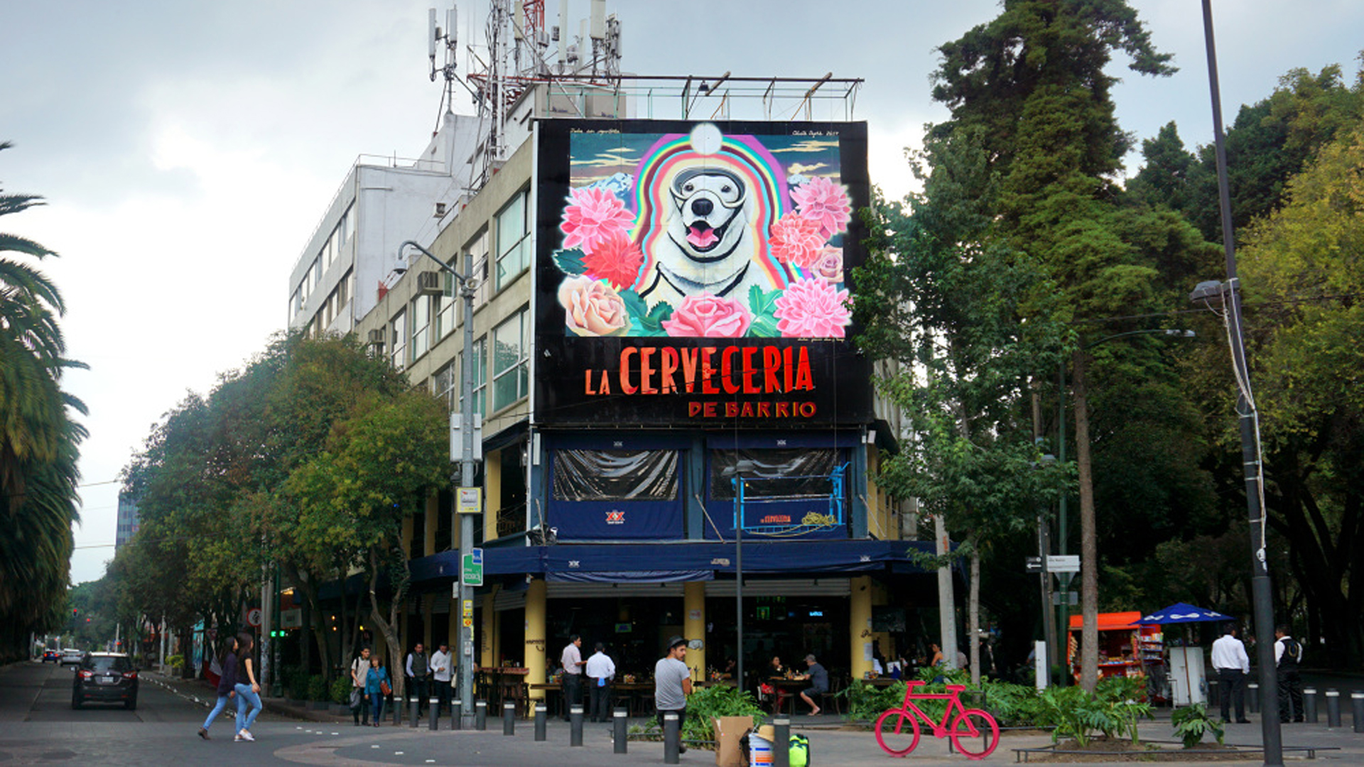 El mural homenaje a Frida, la perra rescatista, ubicado en la Ciudad de México en homenaje a las victimas (celestebyers)