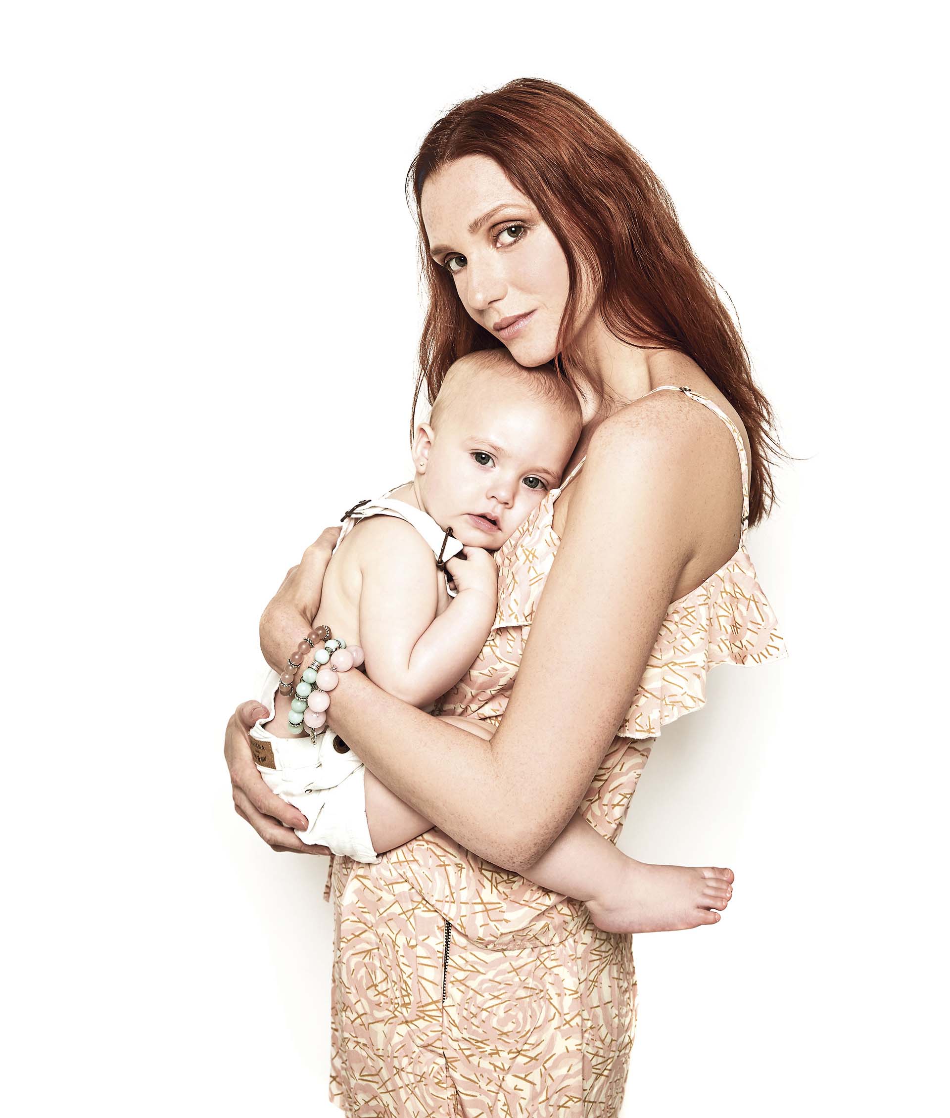 Sofía González Salvi, mamá de Simona, de 1 año y dos meses.Sofía: top y short estampados ($ 870 y $ 980, Indiastyle), mix de pulseras (apróx. $ 300 c/u Salve Regina). Simona: jardinero de denim (1579, Wanama Boys & Girls)