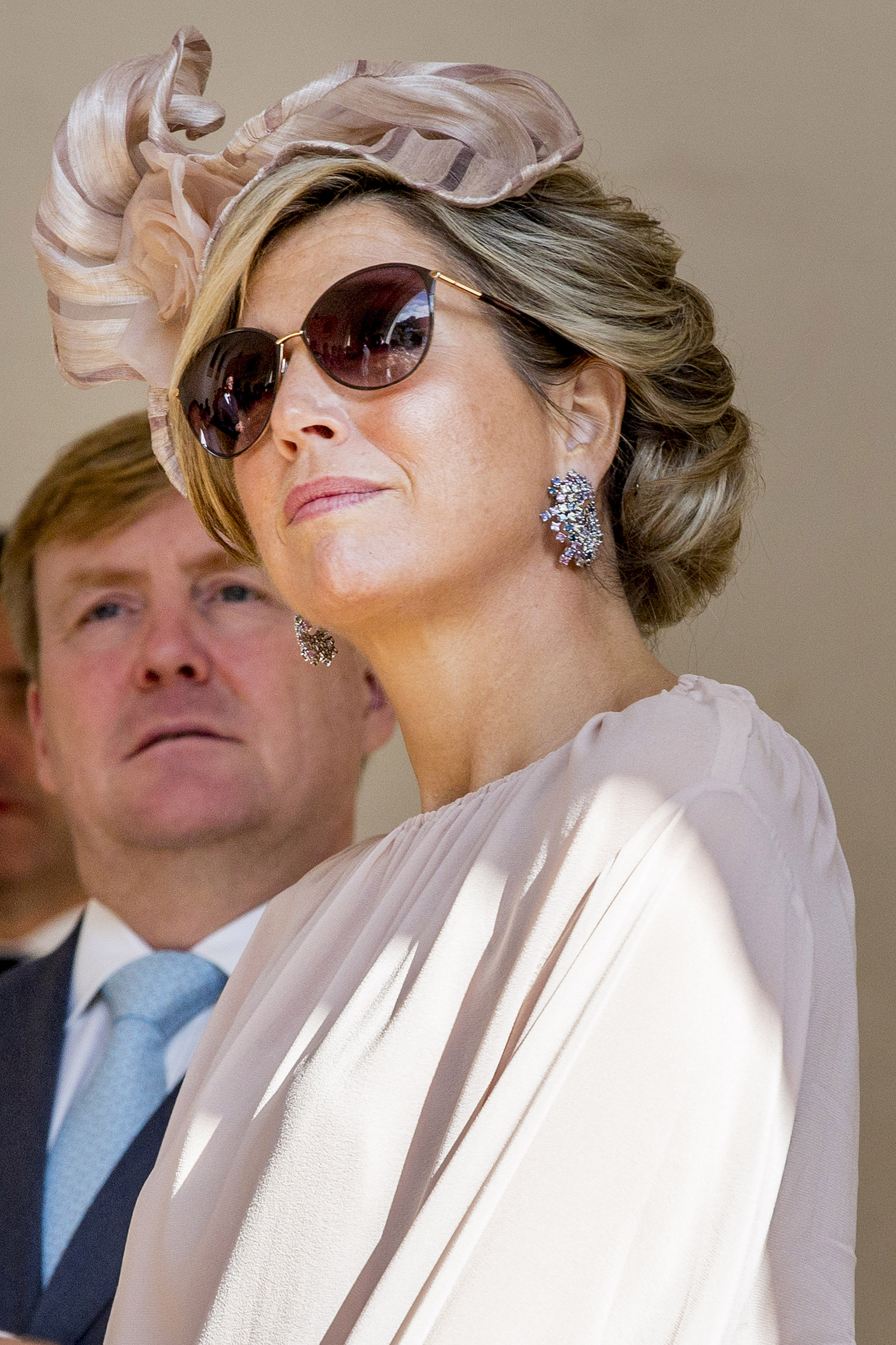 La monarca se protegió del sol con unos anteojos marrones y con metal dorado. Unos pendientes aportaron aún más glamour a su elegante estilo