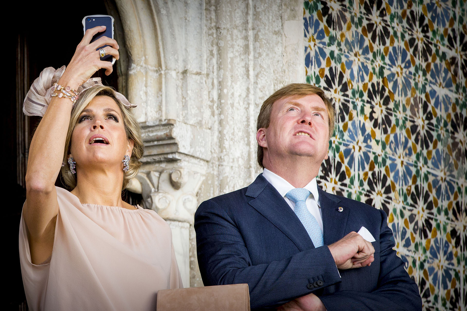 Máxima tomó fotografías con su celular para no perder cada de detalle de la visita