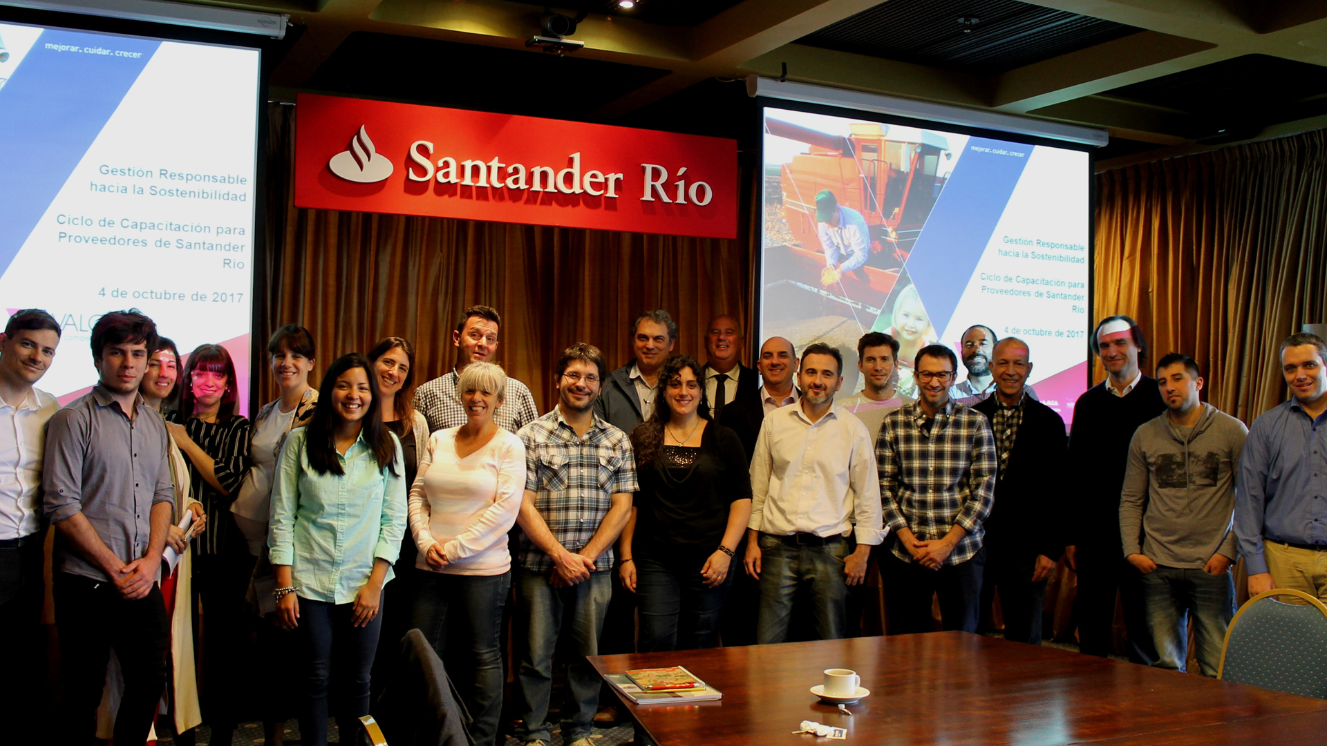 Proveedores de Santander Río posan luego de haber iniciado su curso de capacitación