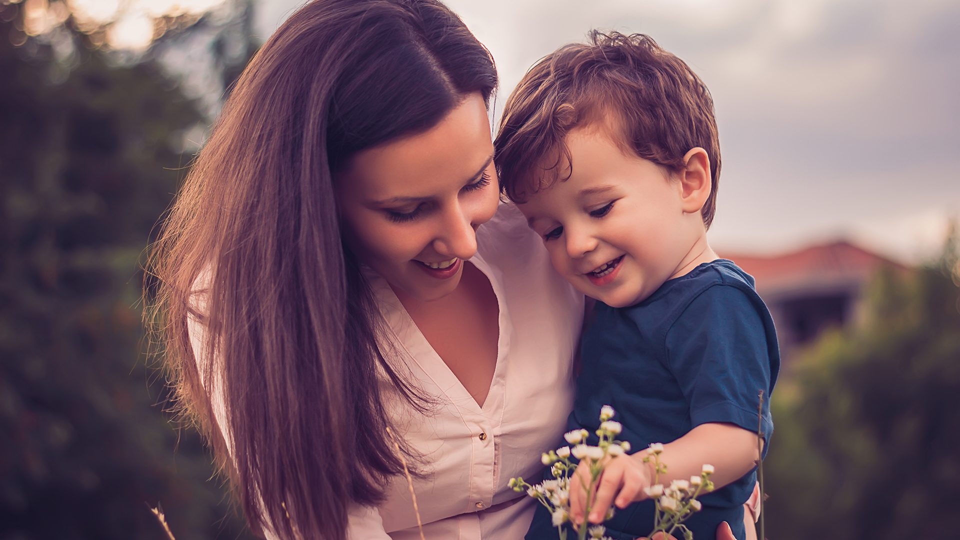 Según el informe de la consultora Trendsity , entre las madres millennials se observan cambios significativos en la crianza en cuanto a la relación con el género. Más inclusión, menos mandatos y más libertad. (Getty Images)