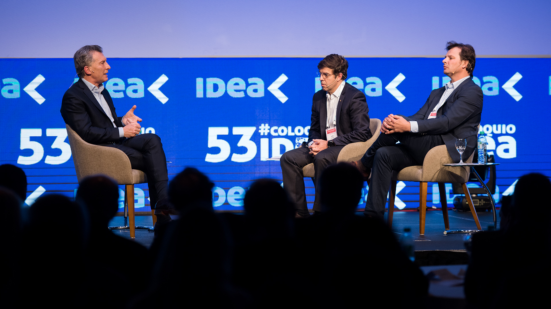El presidente de la Nación Mauricio Macri entrevistado por el presidente de Idea Javier Goñi y el presidente del 53 Coloquio de Idea Gaston Remy