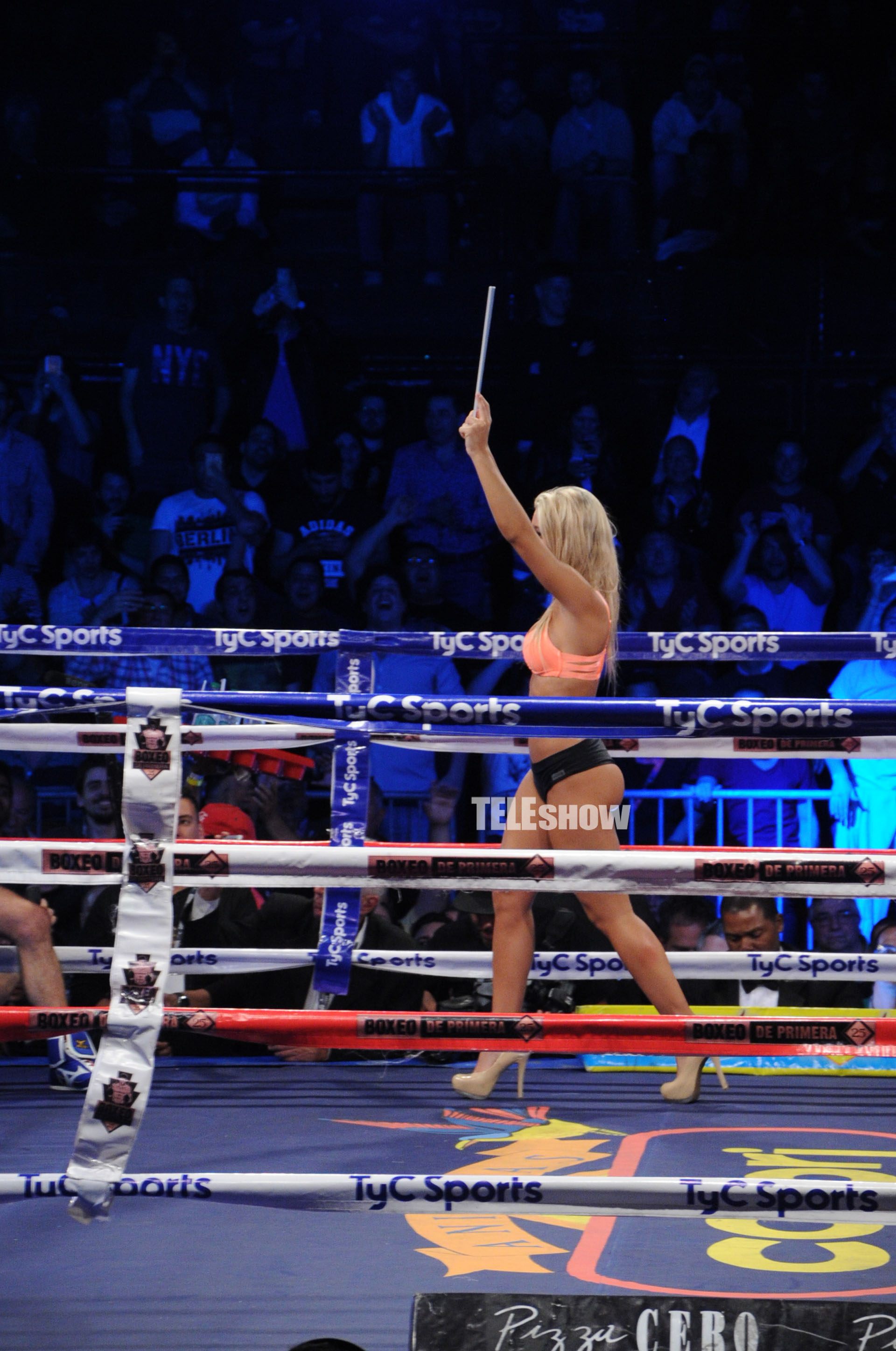 Sol Pérez camina sobre el ring ante la atenta mirada del público