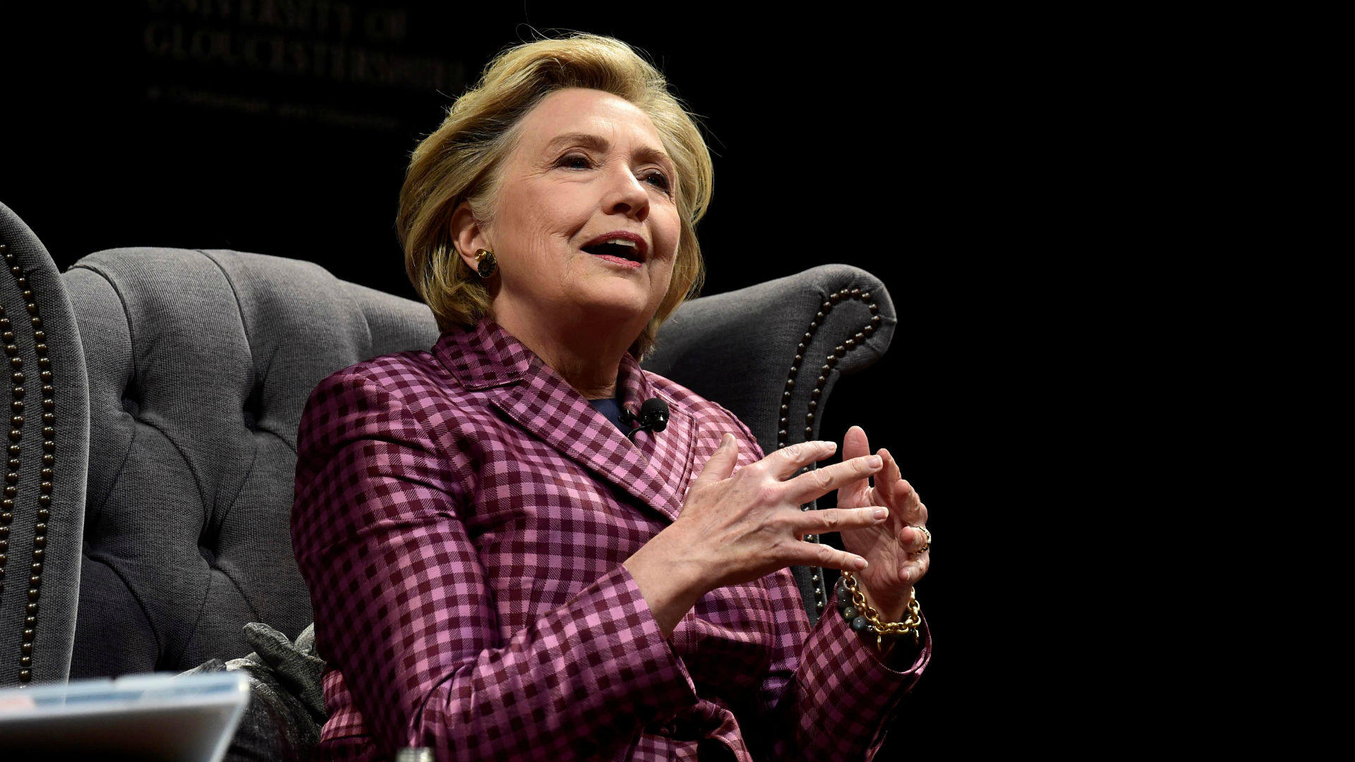 Hillary Clinton durante una entrevista en el festival de Literatura de Cheltenham
