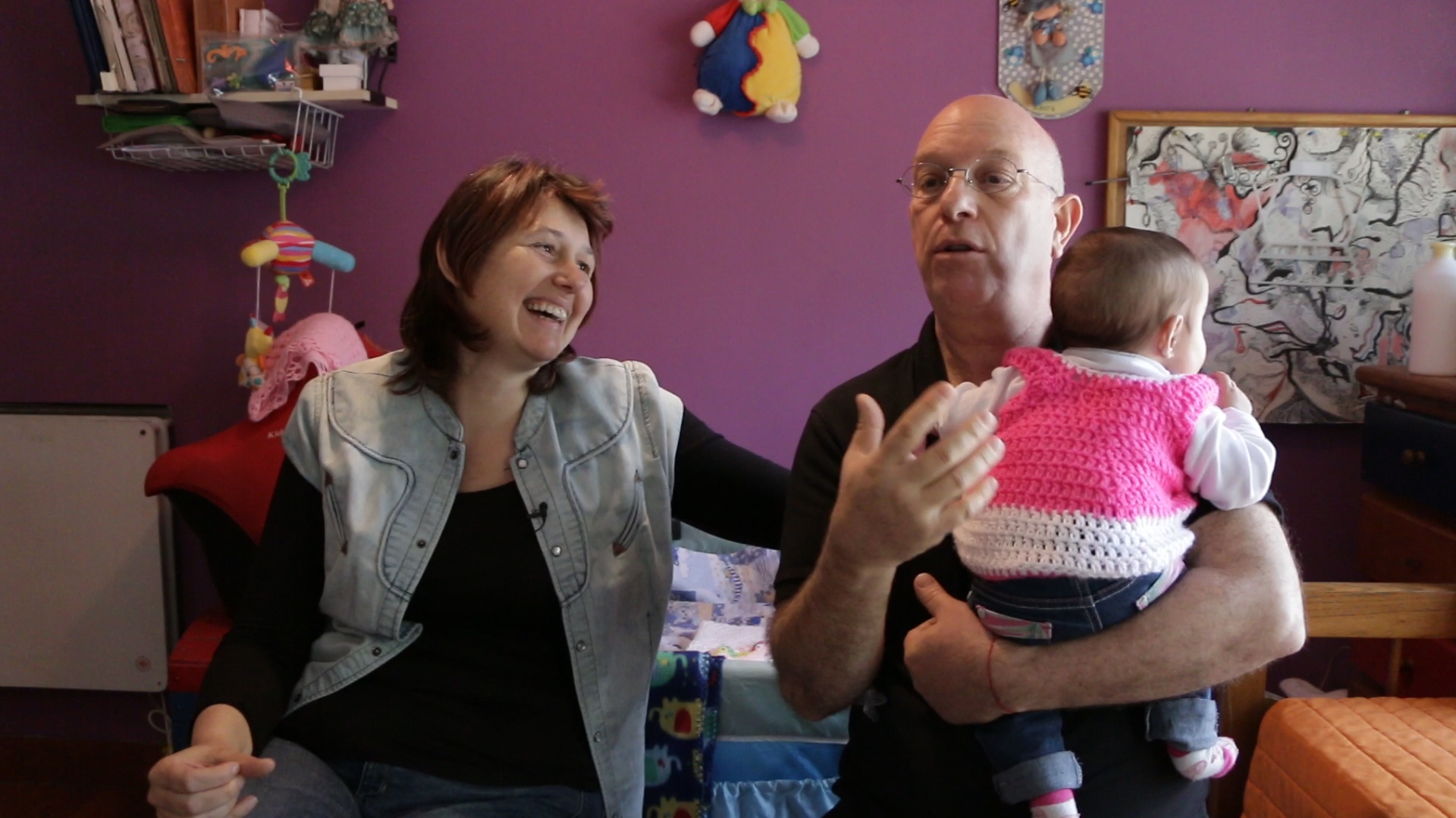 Edgardo y Eugenia juntos al cuarto bebé que el el Programa de Acogimiento Familiar (PAF) dispuso para su familia
