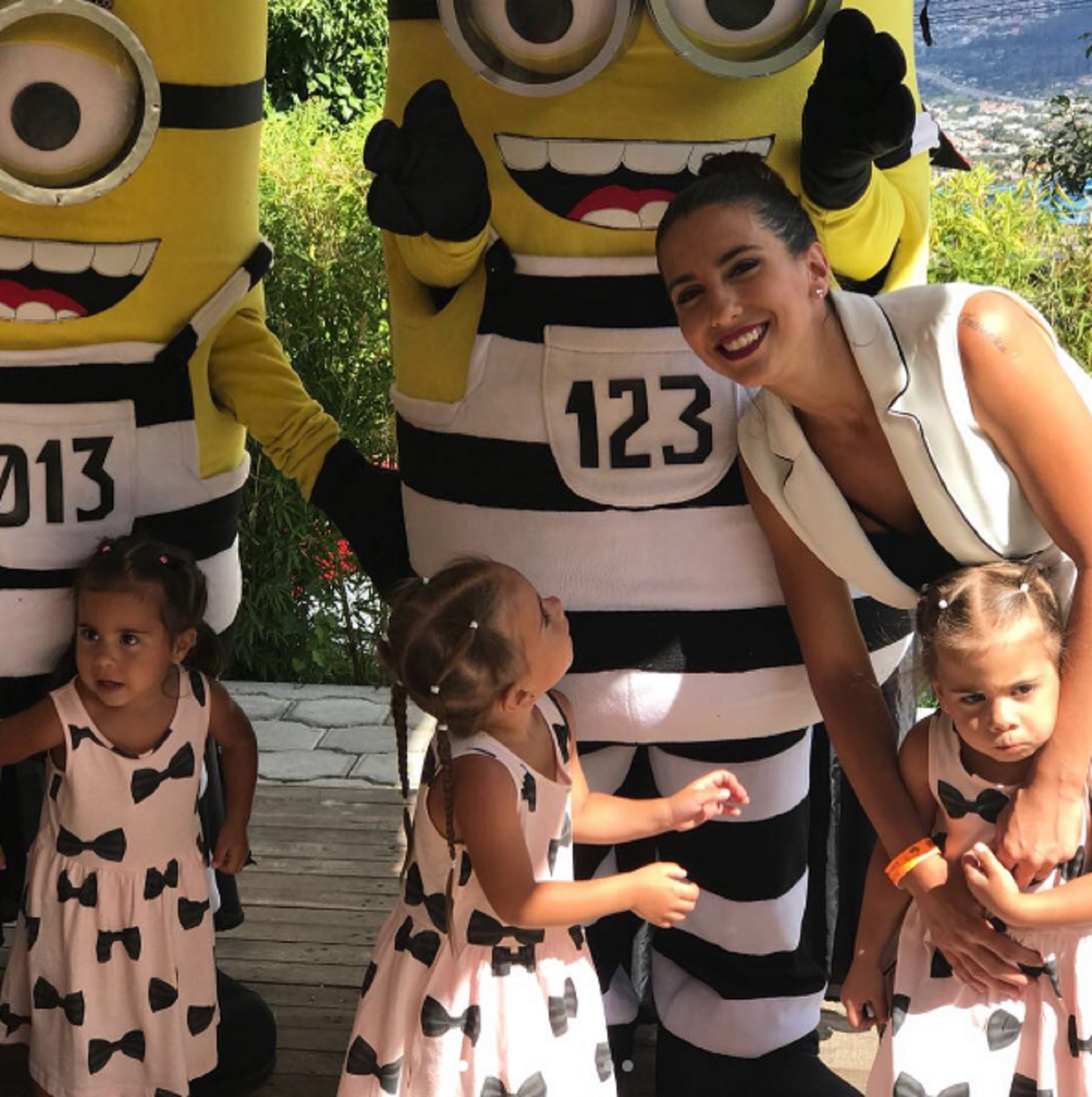 Cinthia Fernández vistió a sus tres hijas con el mismo look para el cumpleaños de las gemelas