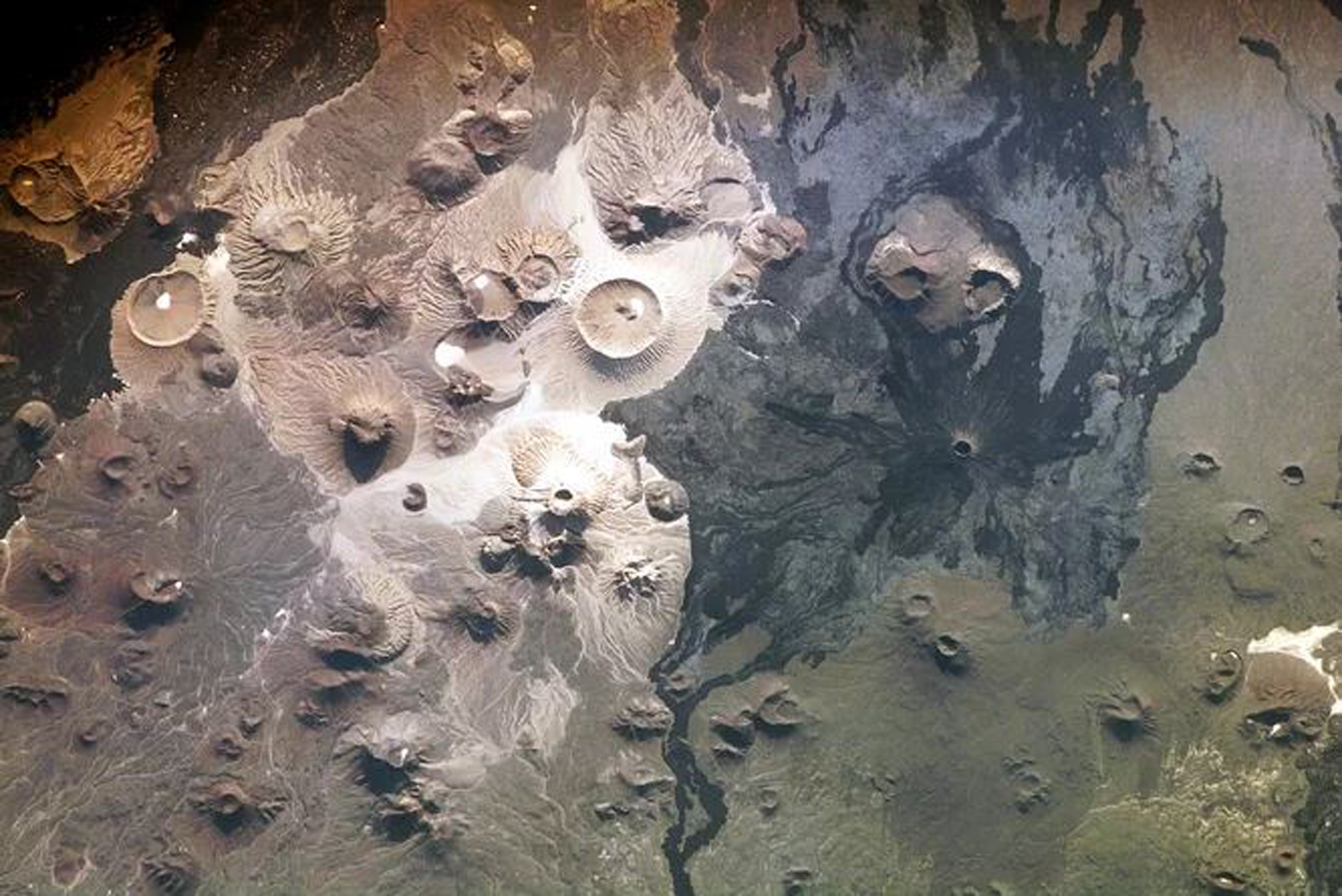 Imagen sátelital de la NASA del campo de volcanes