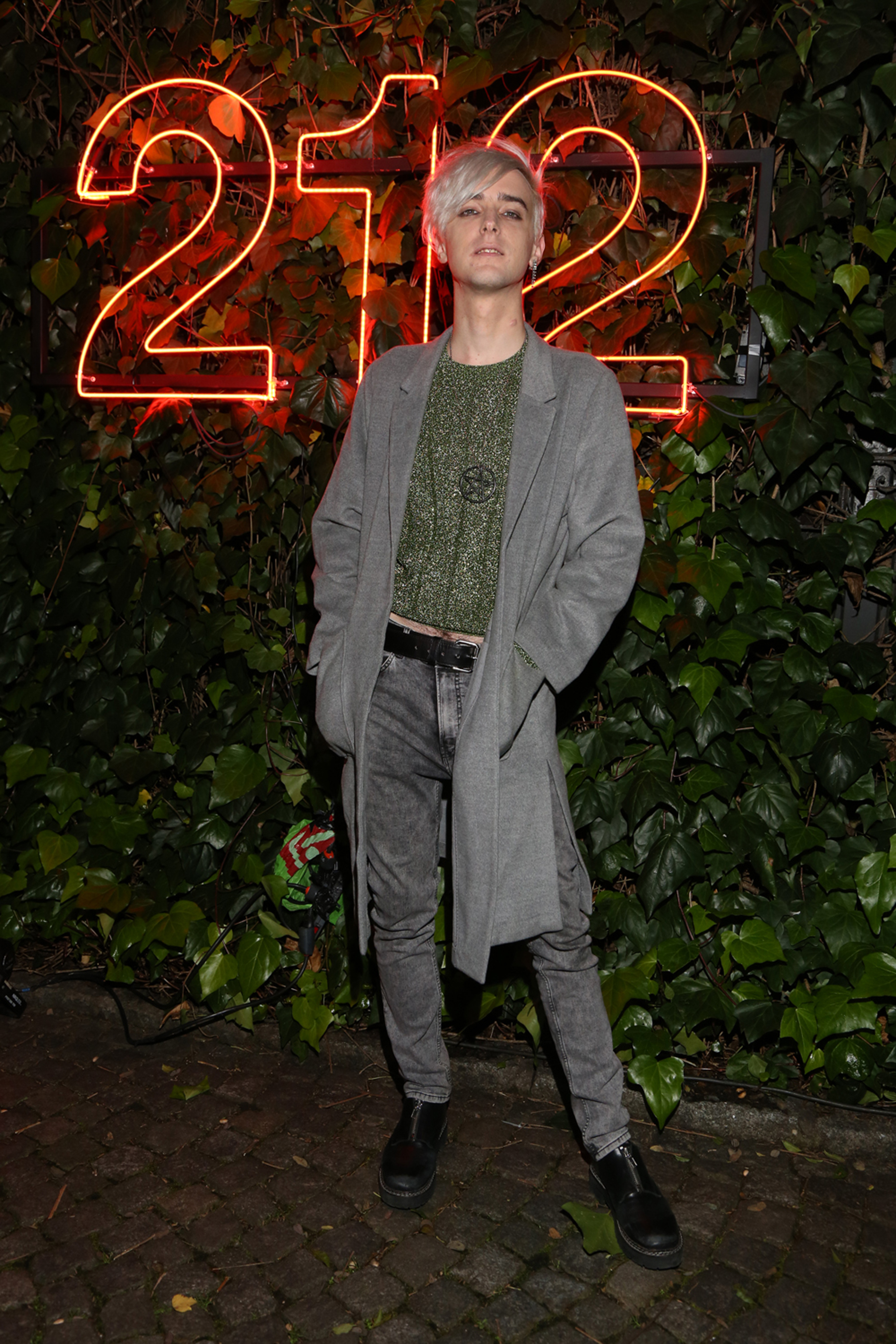 Fiel a su estilo, Benito Cerati se destacó con su propuesta grunge, saco oversize, suéter y pantalones tiro alto que completó con borcegos negros