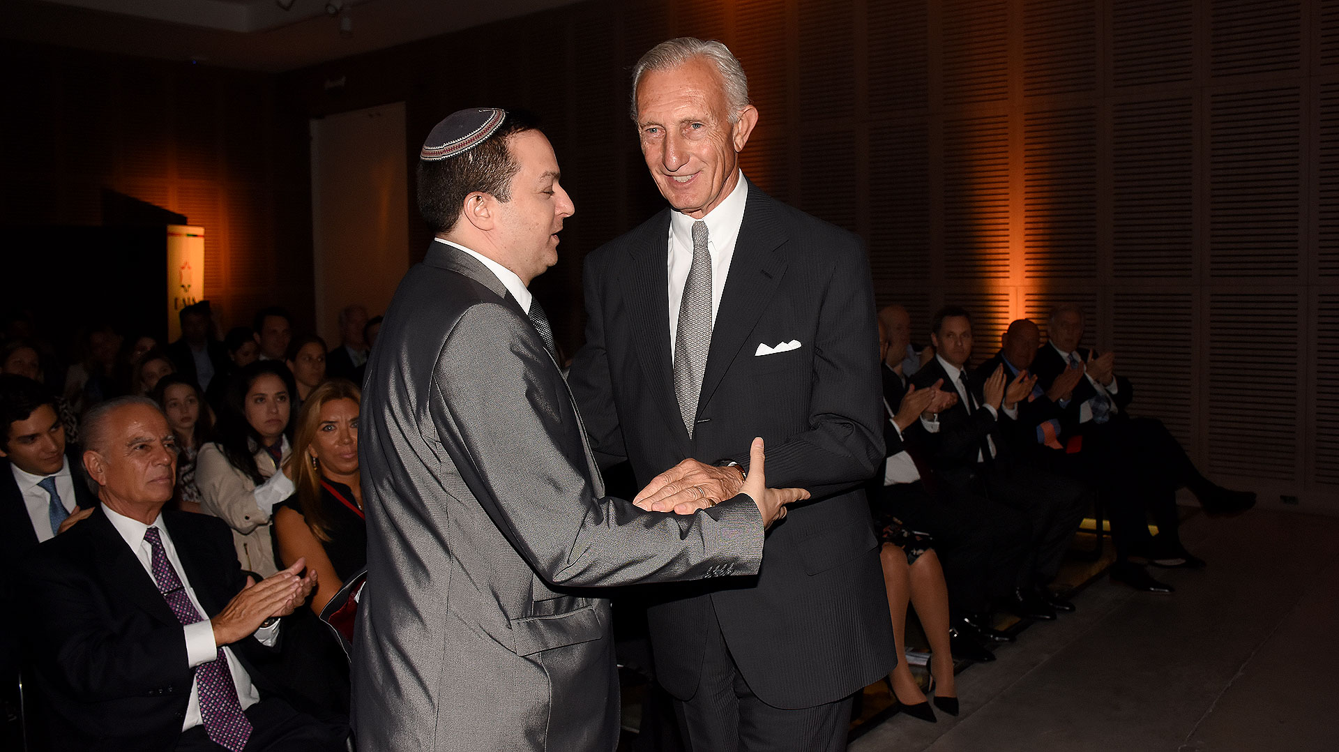 El presidente de la DAIA, Ariel Cohen Sabban, le entrega el premio al empresario Jorge Neuss