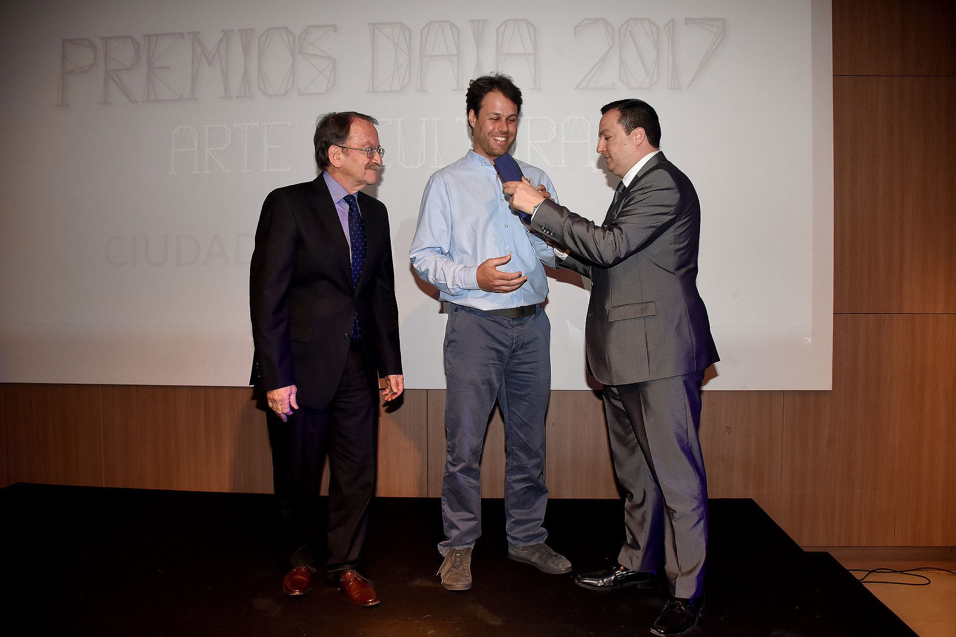 El Premio DAIA 2017 a la Promoción Artística fue para la Ciudad Cultural Konex y fue recibido por Andy Ovsejevich, su director (centro). Este premio fue instituido para distinguir a quienes asumen la misión de impulsar el desarrollo del arte, en diversos ámbitos y de las formas más diferentes