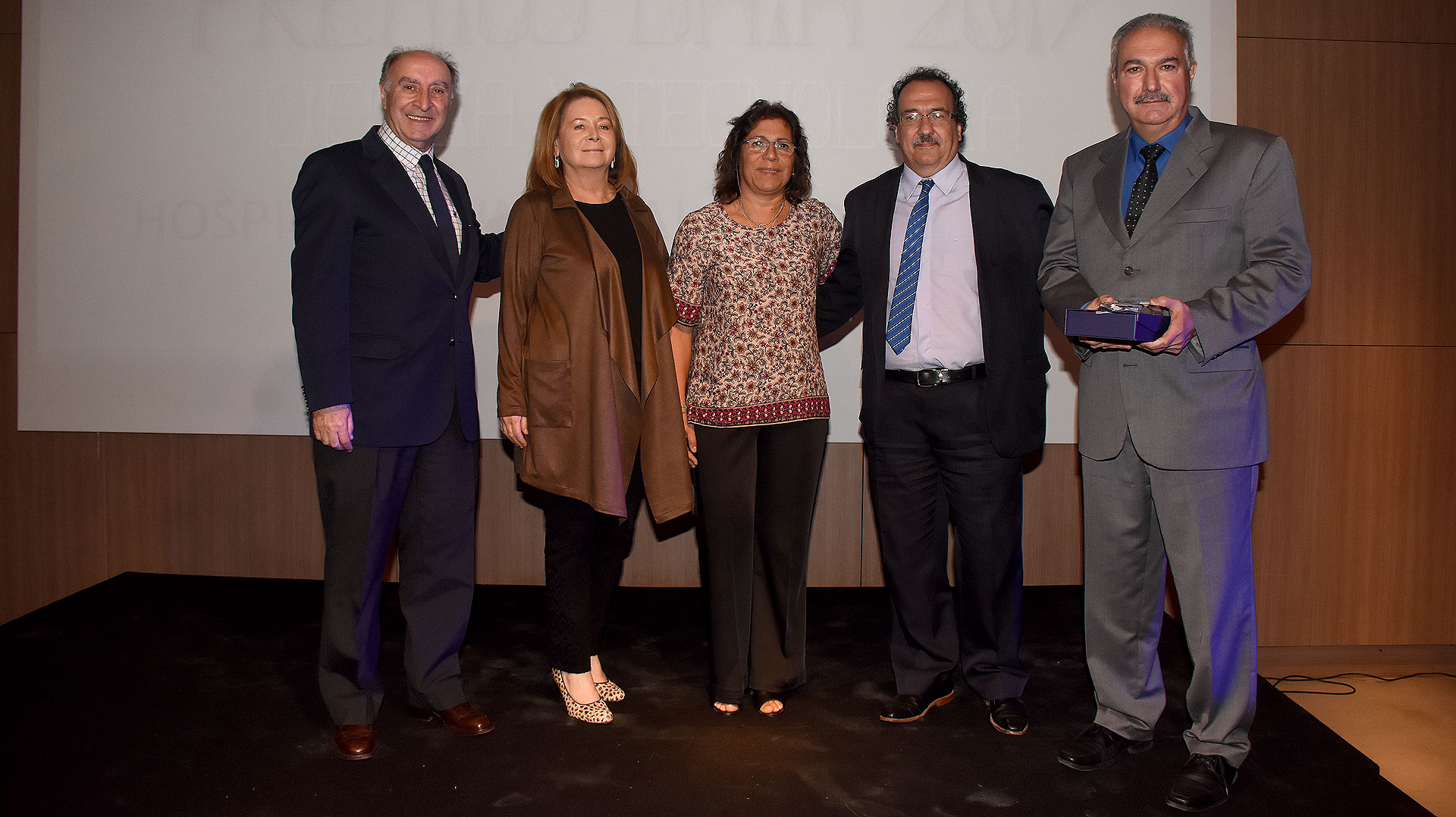 El Premio DAIA en el rubro Ciencia y Tecnología fue para el Hospital Municipal de Oncología María Curie y fue recibido por su director, Alejandro Fernández (derecha). El Hospital atiende en su totalidad patologías oncológicas: los profesionales llevan adelante una tarea en equipo para poder acompañar, tanto a los pacientes afectados, como a sus familiares