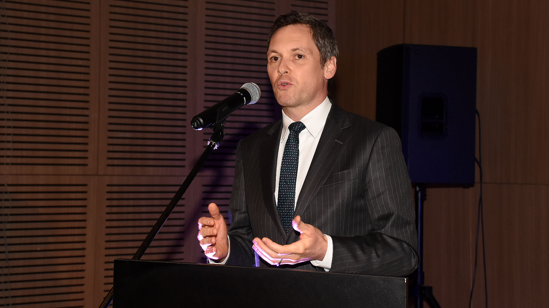 Roberto Benes, representante de UNICEF en la Argentina, durante su discurso de agradecimiento