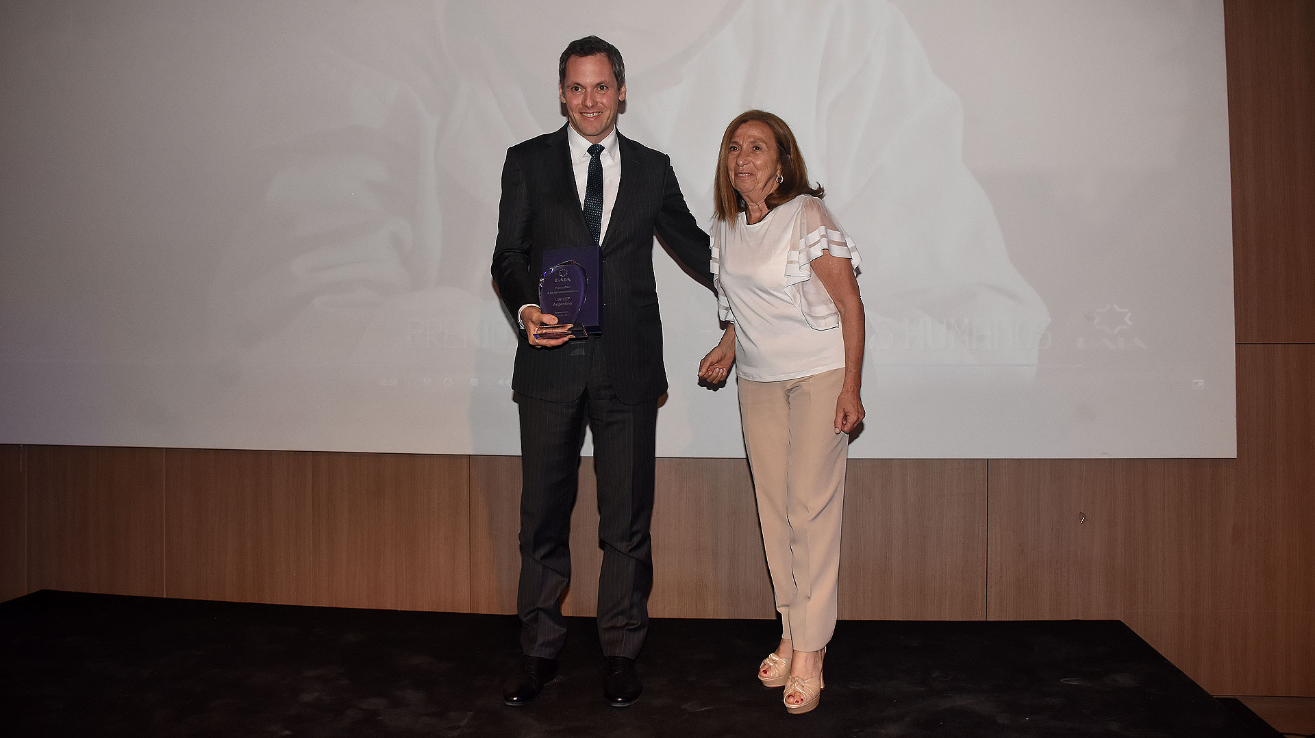 El Premio DAIA a los Derechos Humanos fue recibido por UNICEF Argentina, que trabaja para promover la protección de los derechos de los niños y adolescentes, ayudar a satisfacer sus necesidades más importantes y aumentar las oportunidades que se les ofrecen, a fin de que alcancen el pleno desarrollo de sus capacidades