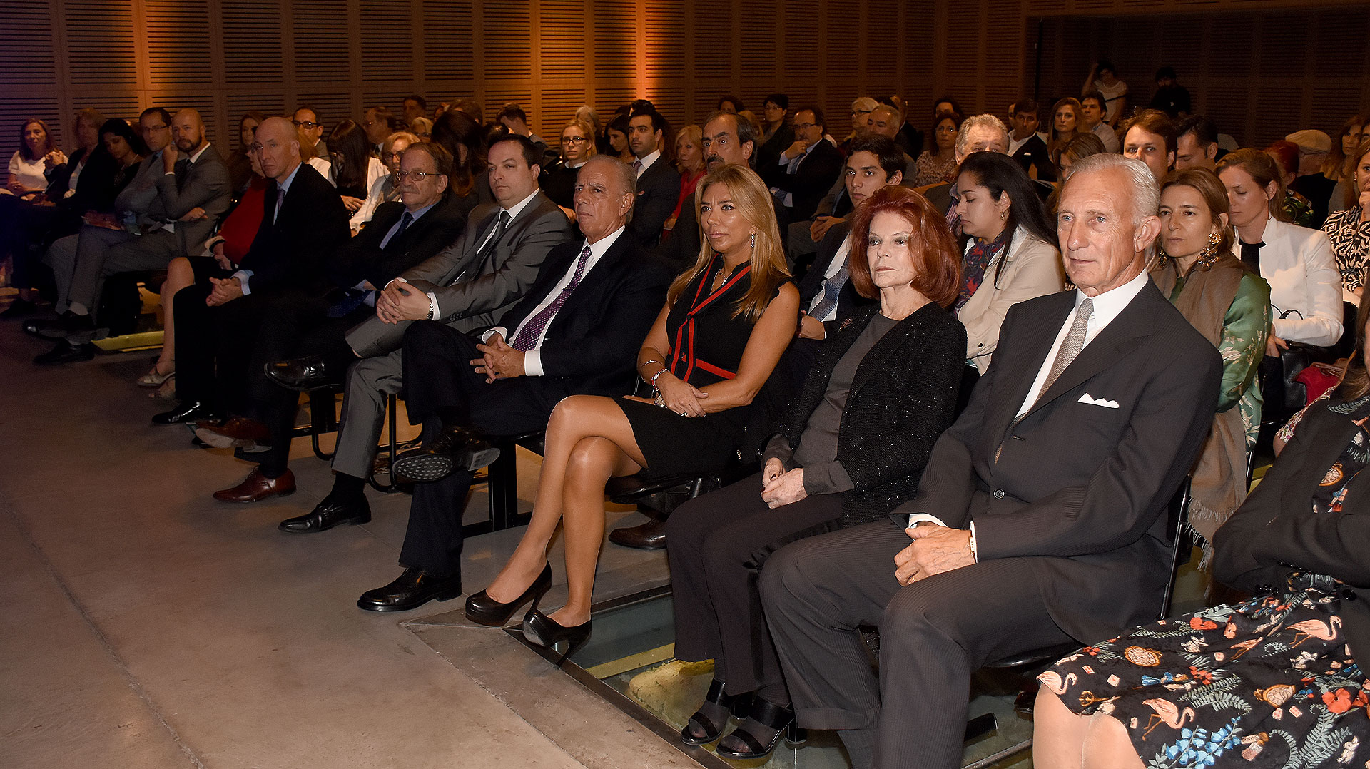 El primera fila: el embajador británico Mark Kent; el presidente de la DAIA, Ariel Cohen Sabban; Alejandro y Bettina Bulgheroni; Lili Sielecki y Jorge Neuss