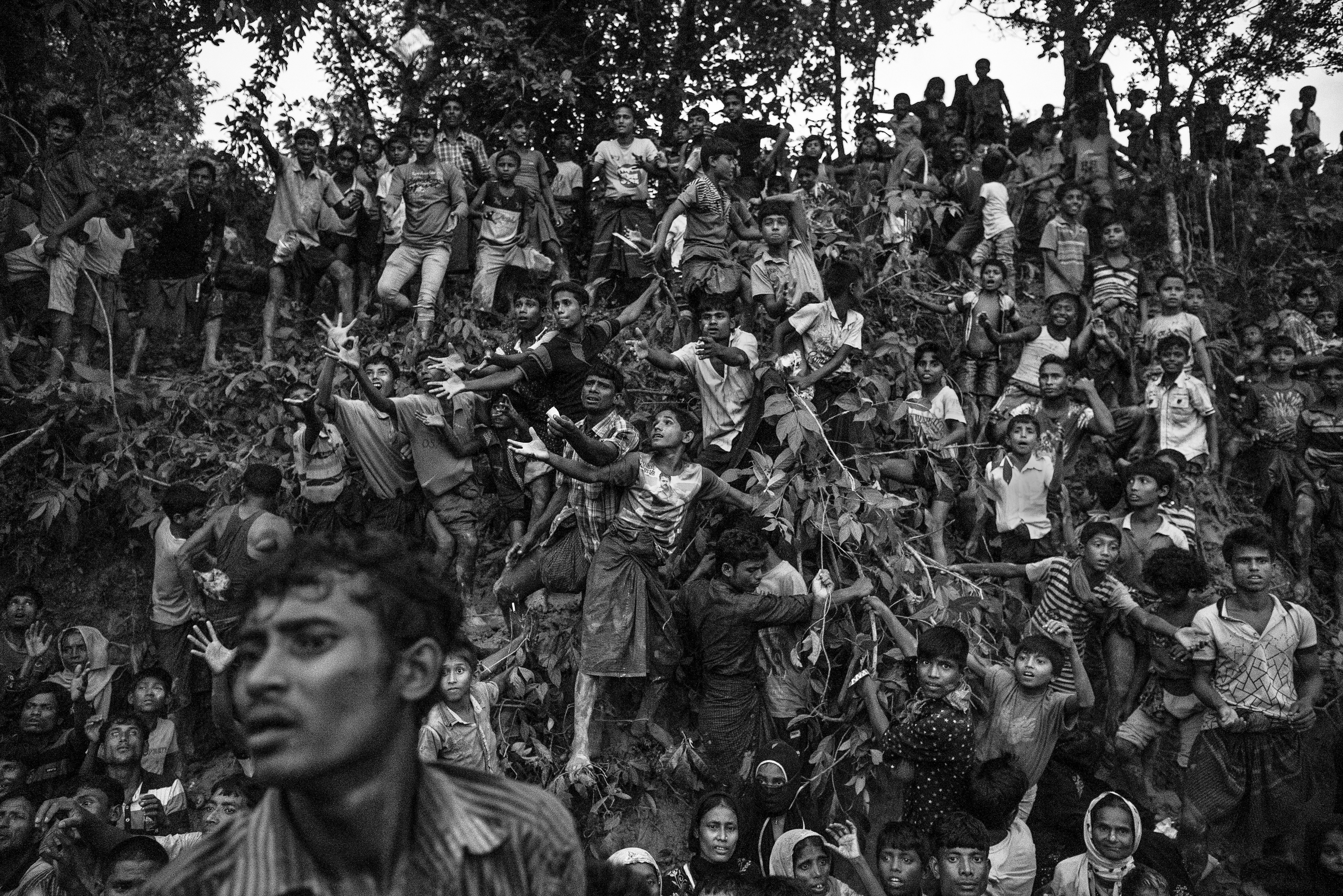 La desesperada espera de comida en el campo de refugiados de Balukali, en Cox’s Bazar, Bangladesh (Kevin Frayer/Getty Images)