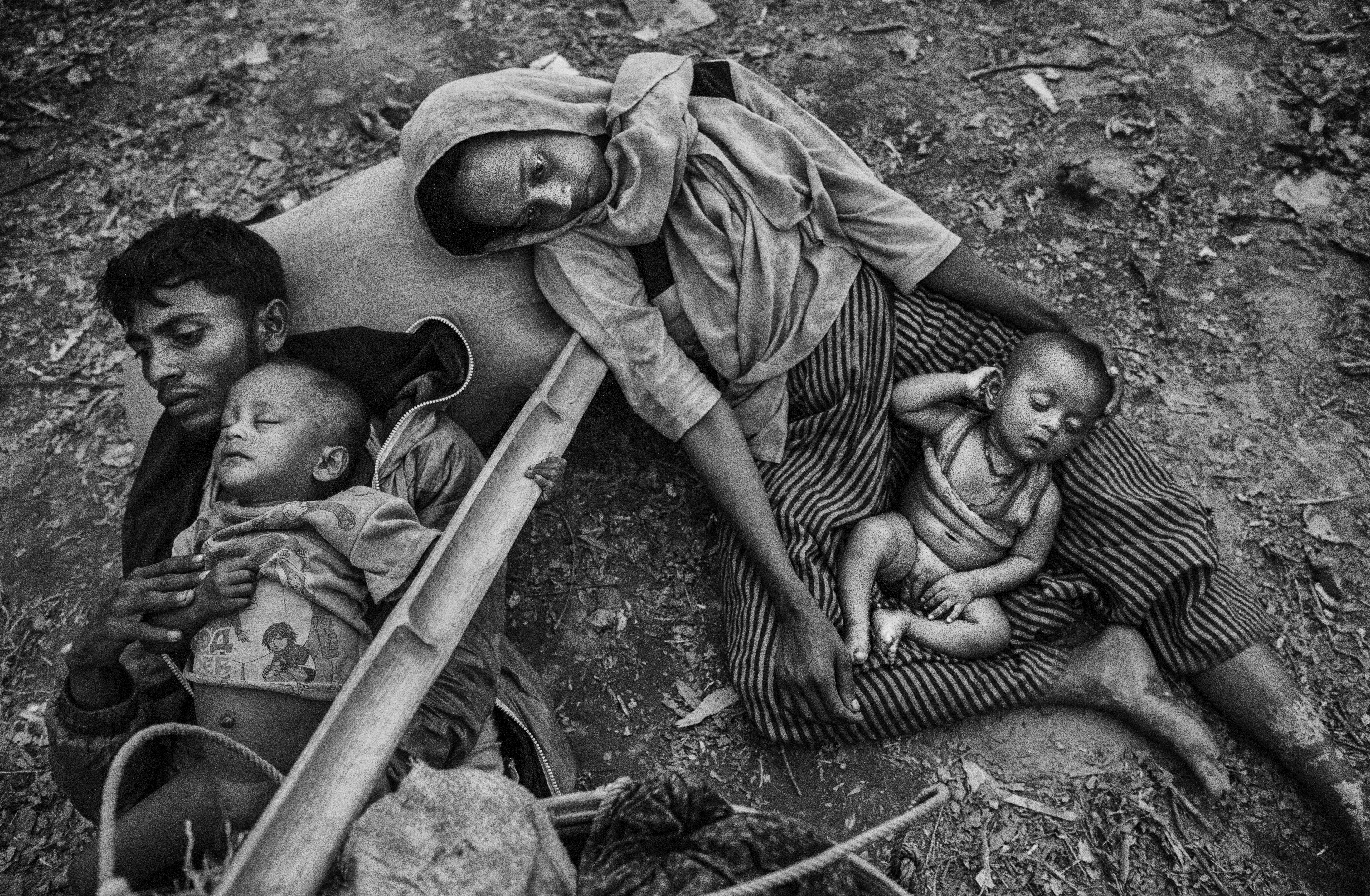 Una familia rohinyá descansa tras cruzar el río Naf en la frontera entre Myanmar y Bangladesh (Kevin Frayer/Getty Images)