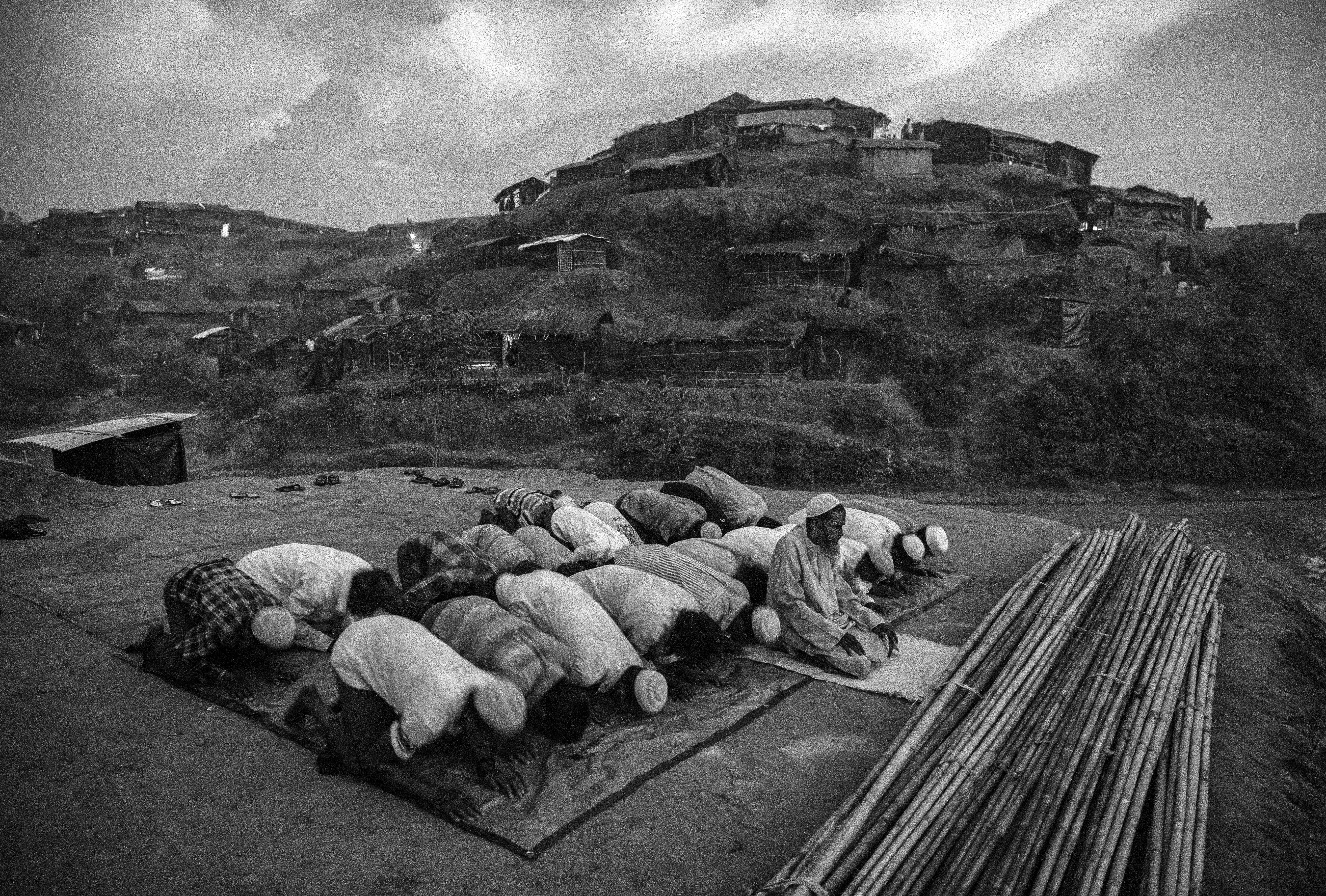 Refugiados rohinyás rezan en al campo de refugiados de Balukali, en Cox’s Bazar, Bangladesh. (Kevin Frayer/Getty Images)