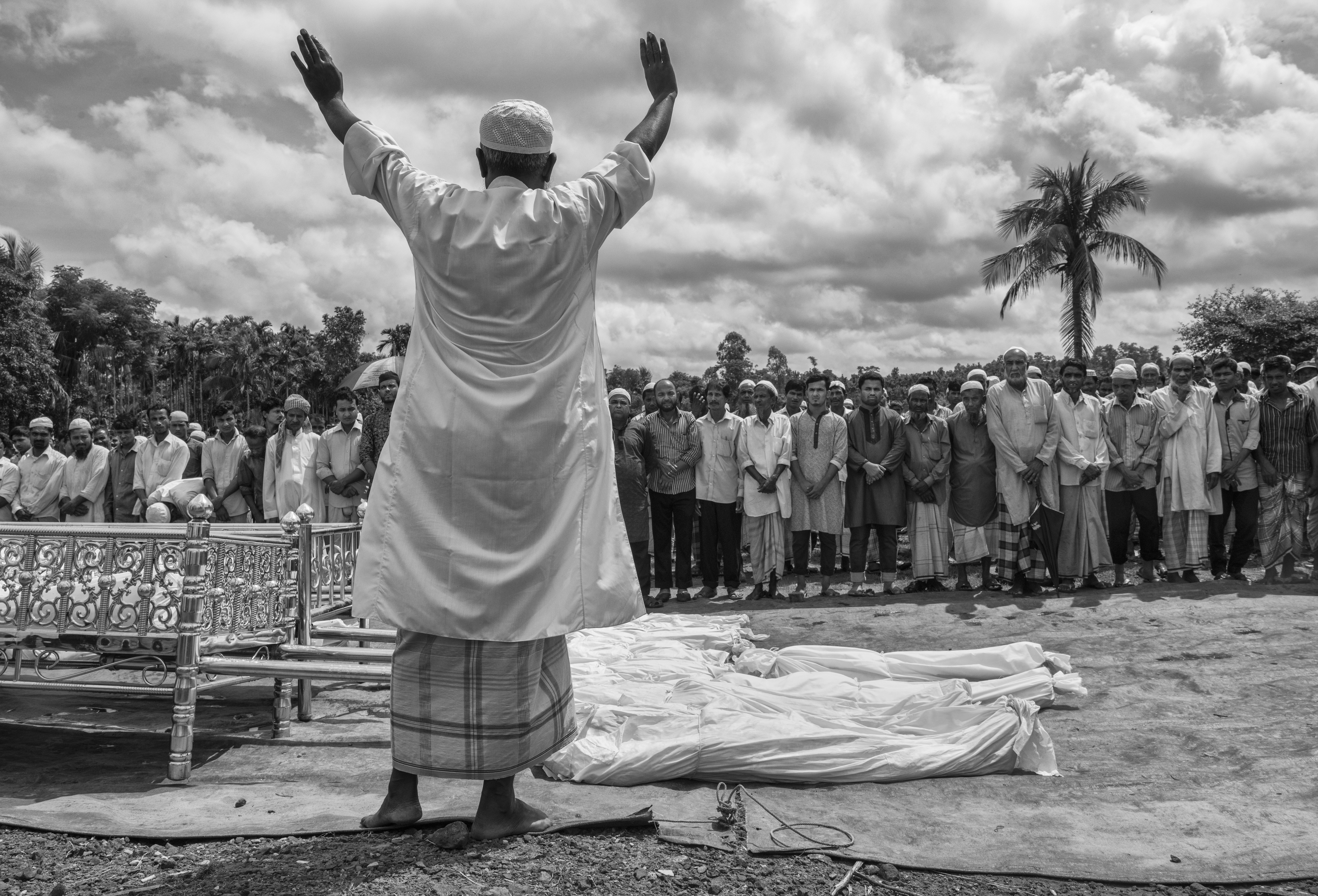 Un clérigo musulmán durante el funeral de 16 rohinyás que murieron en un naufragio mientras intentaban cruzar la frontera (Kevin Frayer/Getty Images)
