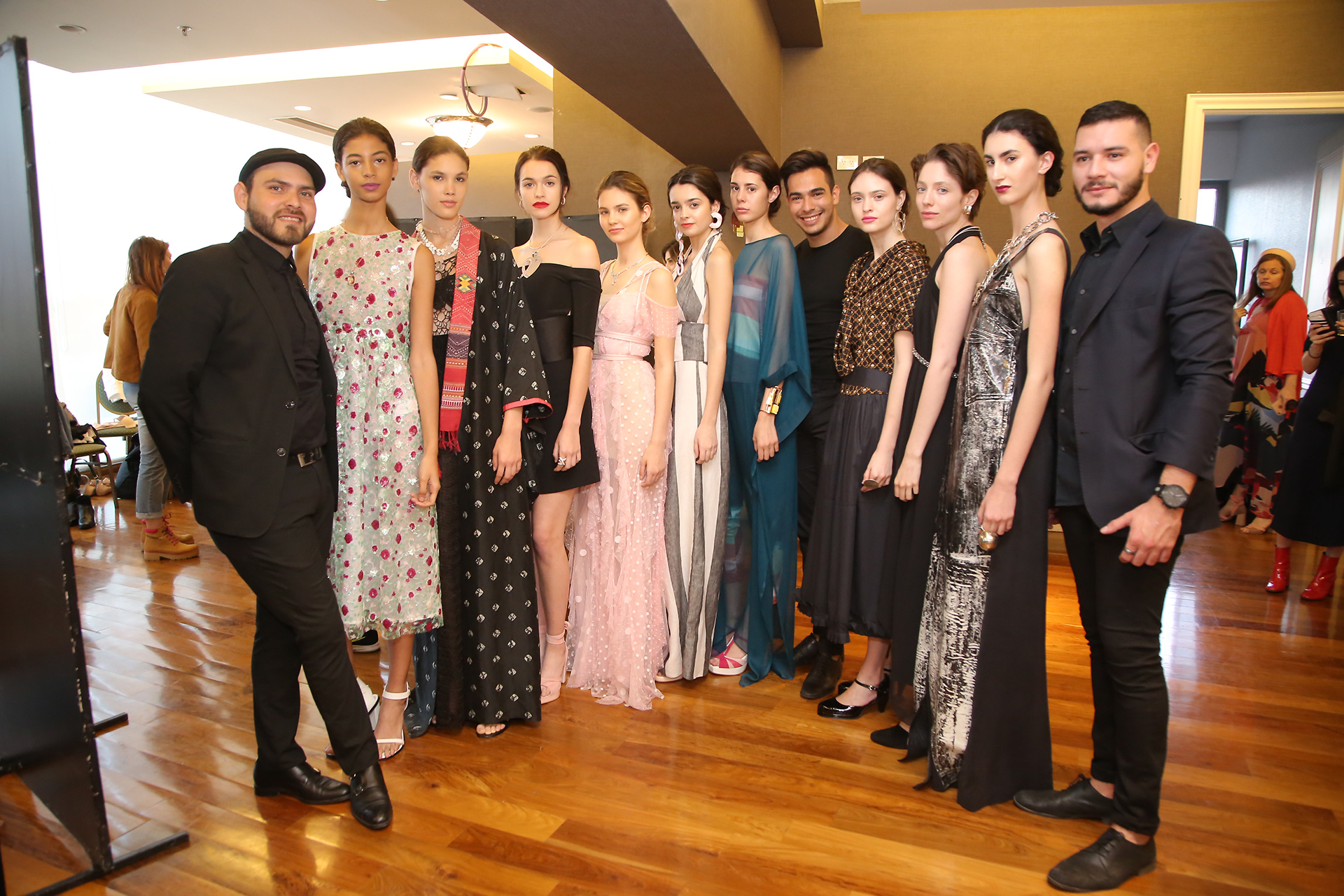 Diseñadores como Adrián Brown, Dolores Trull, Bestia, Isabel Englebert, Juan Hernández Daels, Fernando Repiso, Marcelo Giacobbe, Julio Toledo, Marcelo Senra, Marcelo Toledo, Mariana Dappiano, Marcial Berro, Matías Hidalgo, Mariana Bottaro, Mila Kartei, Oleana, Tramando, Rubi Rubi, Zito y Testorelli trabajaron en duplas, inspirándose en el color rosa y la forma de la insignia de LALCEC