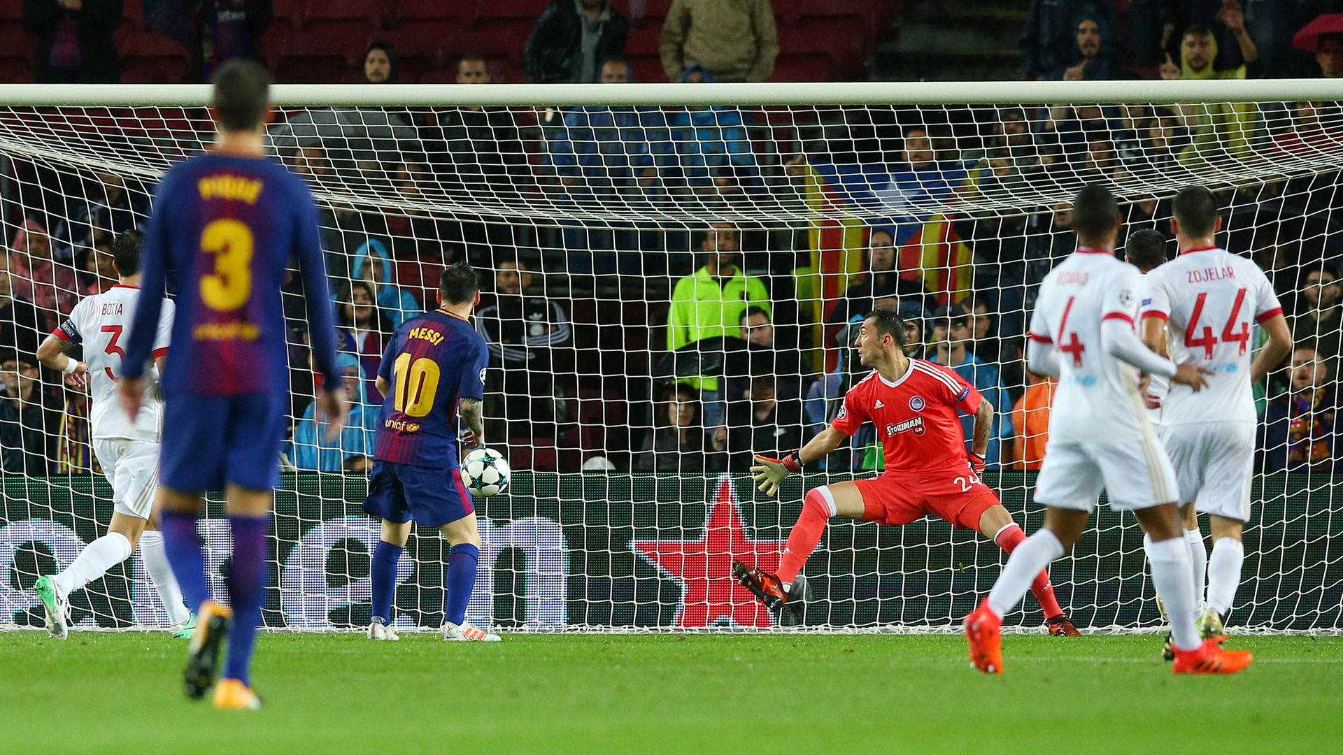 Messi observa cómo ingresa el balón: participó en dos de los goles (Reuters)