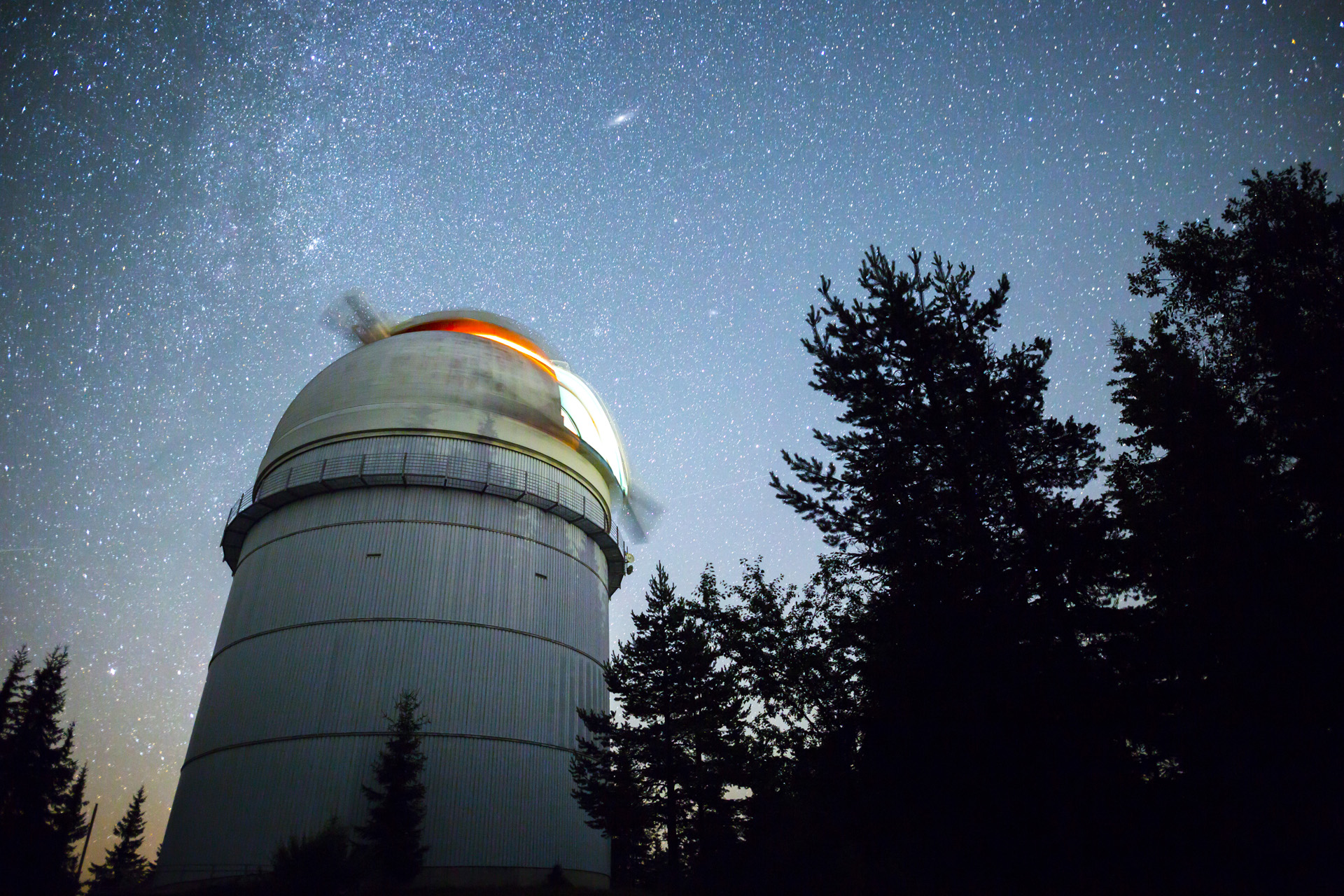 Este fenómeno fue posible de ser observado gracias a los avanzados dispositivos de detección de ondas y los múltiples telescopios de los observatorios mundiales (Getty)