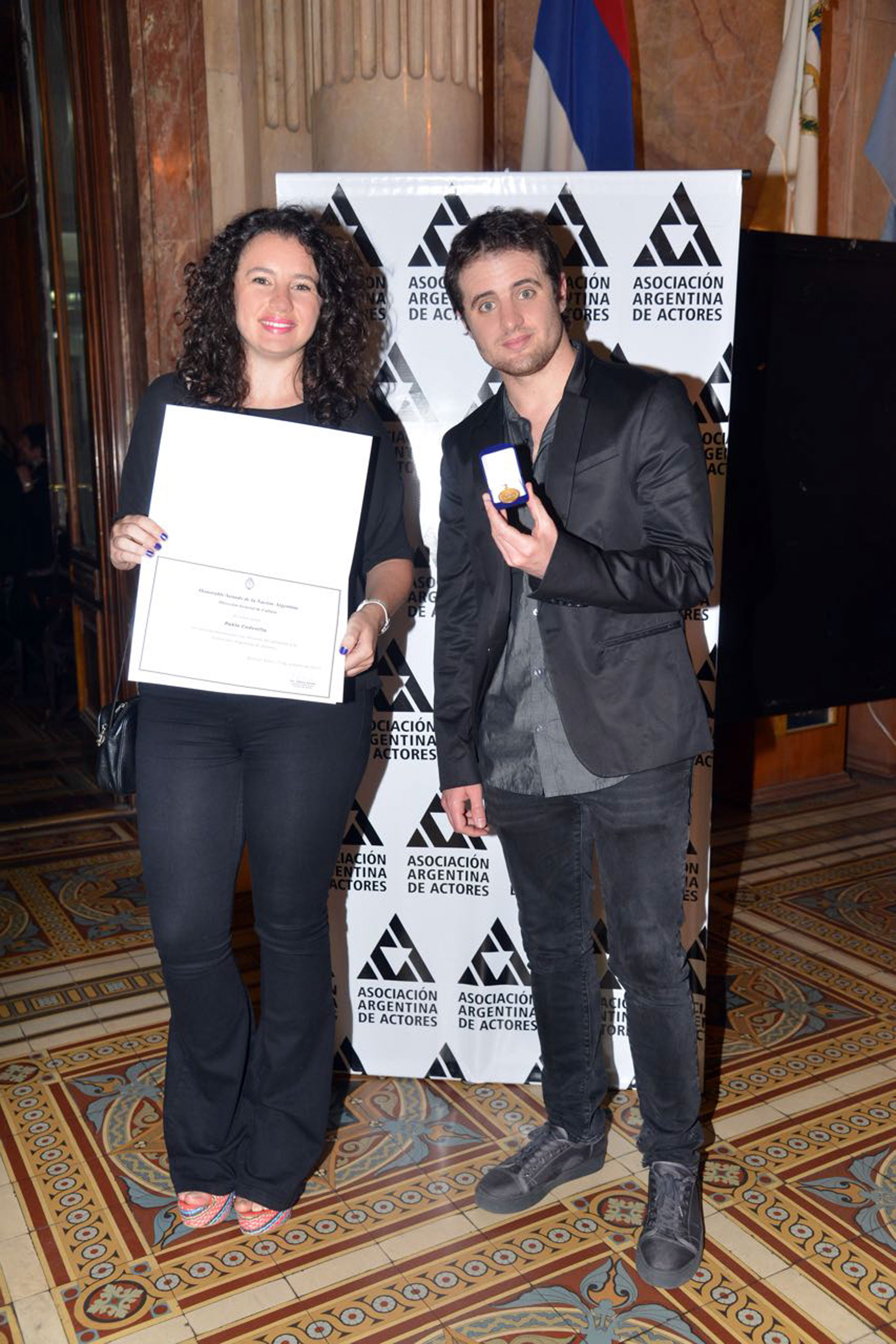 En los premios Podestá, reconocieron a Pablo Codevilla con una medalla conmemorativa por cumplir 50 años de afiliación a la Asociación Argentina de Actores. Como estaba de viaje, sus hijos recibieron la distinción