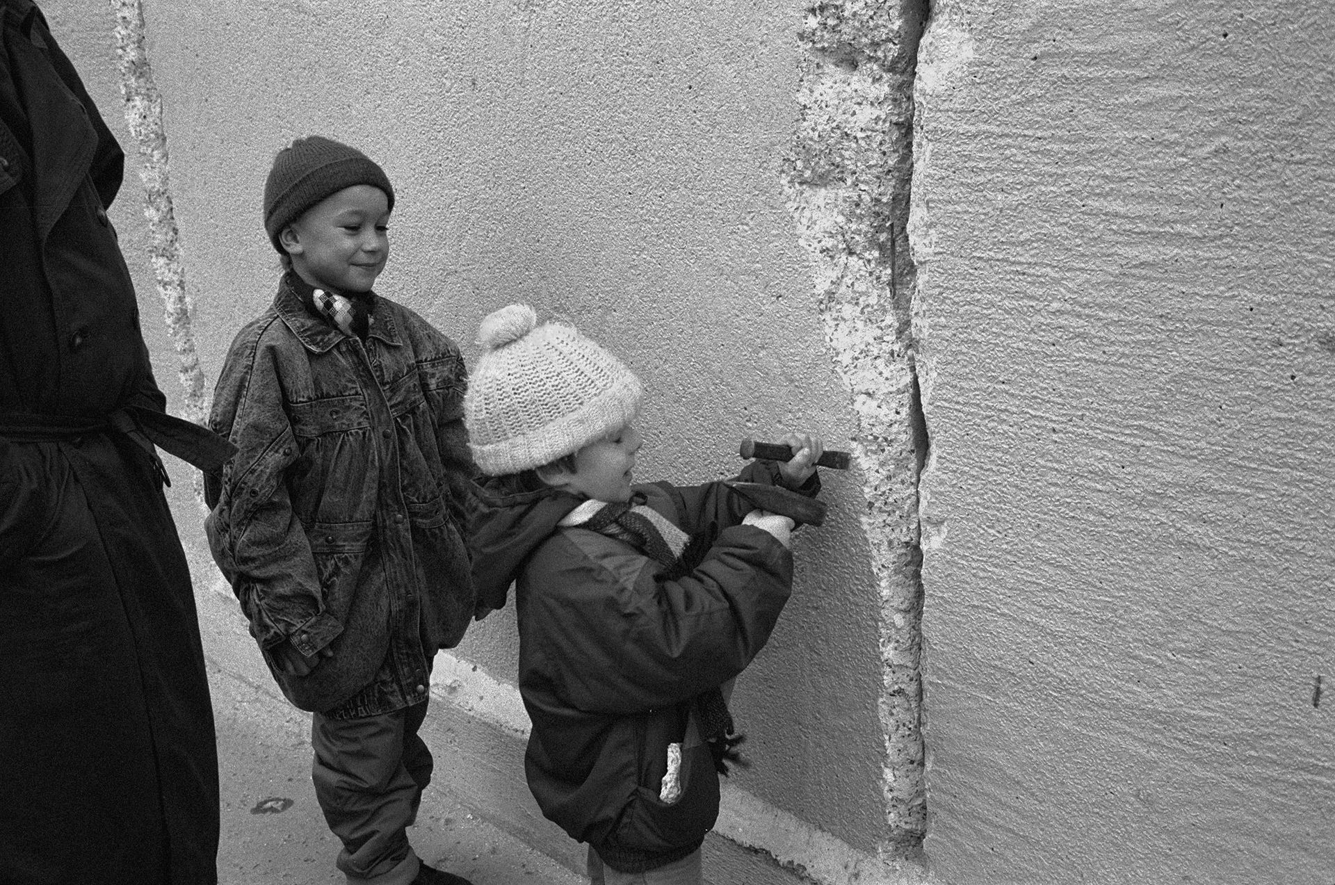 Niños que con sus familias se acercaron al Muro para “derribar” el símbolo opresión de décadas (Getty)