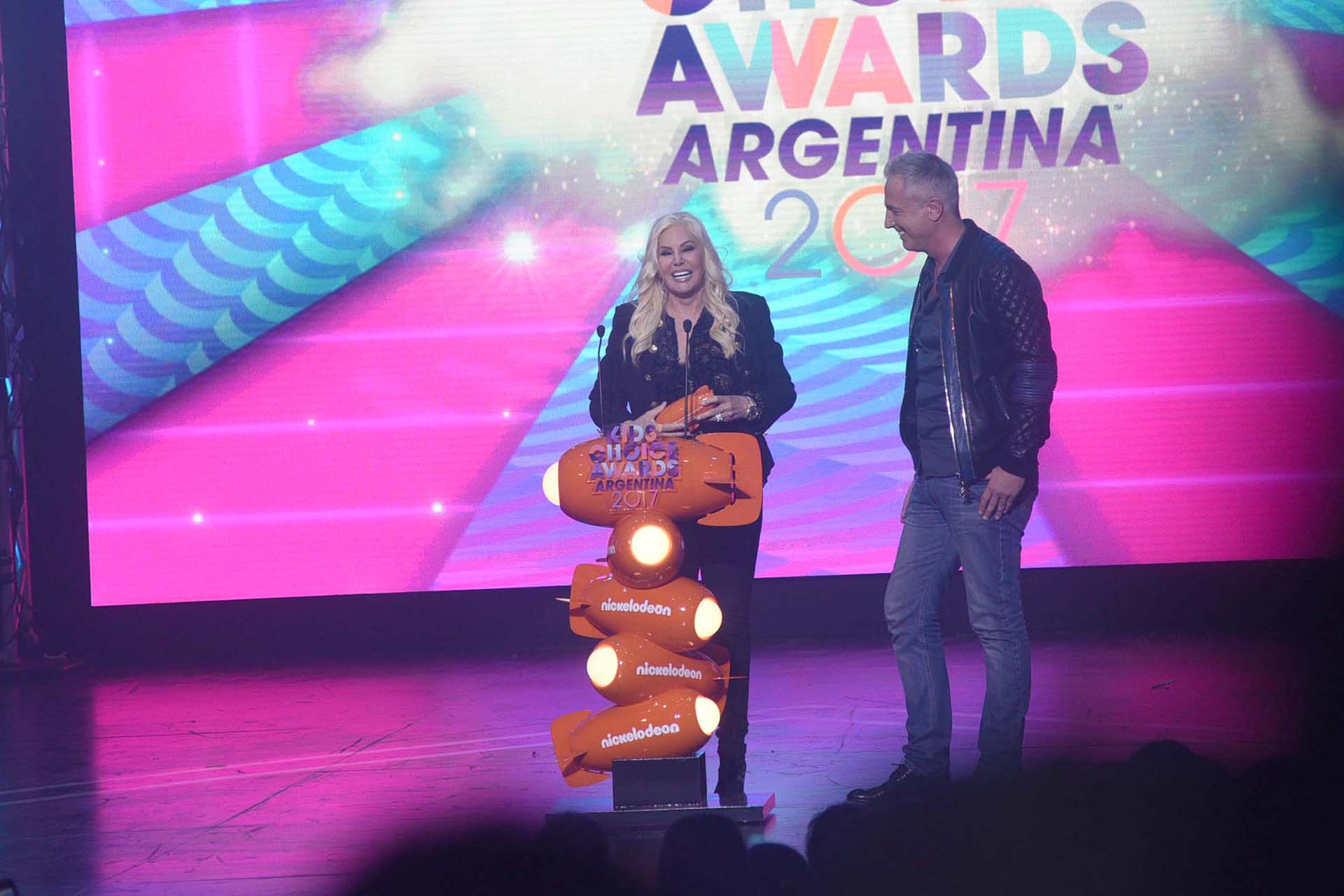 Marley le entregó el premio a la trayectoria por cumplir 30 años en la TV