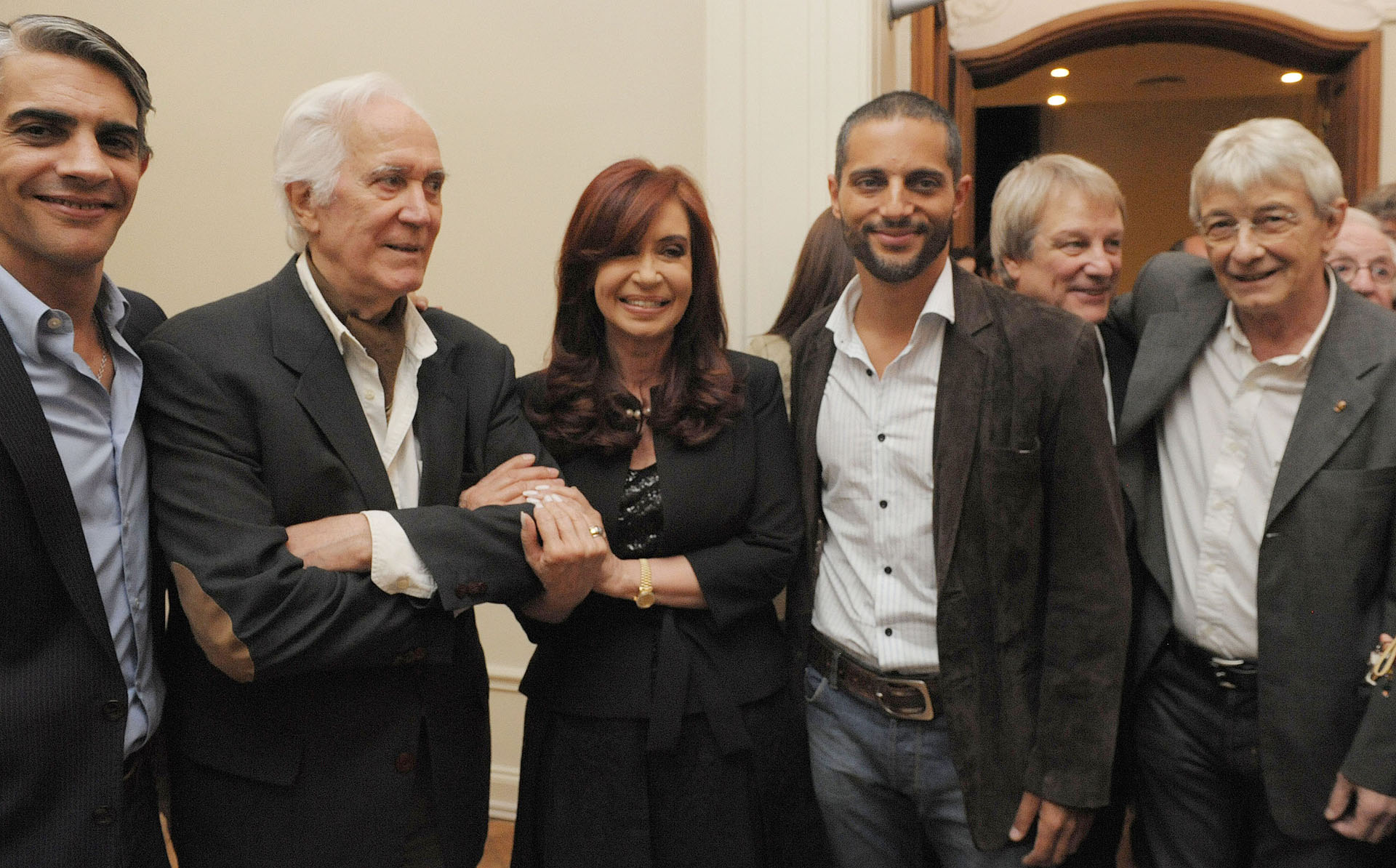 La ex presidenta Cristina Fernández, junto a los actores Pablo Echarri, Federico Luppi, Joaquín Furriel, Jorge Marrale y Arturo Bonín, durante la inauguración de la nueva sede de SAGAI