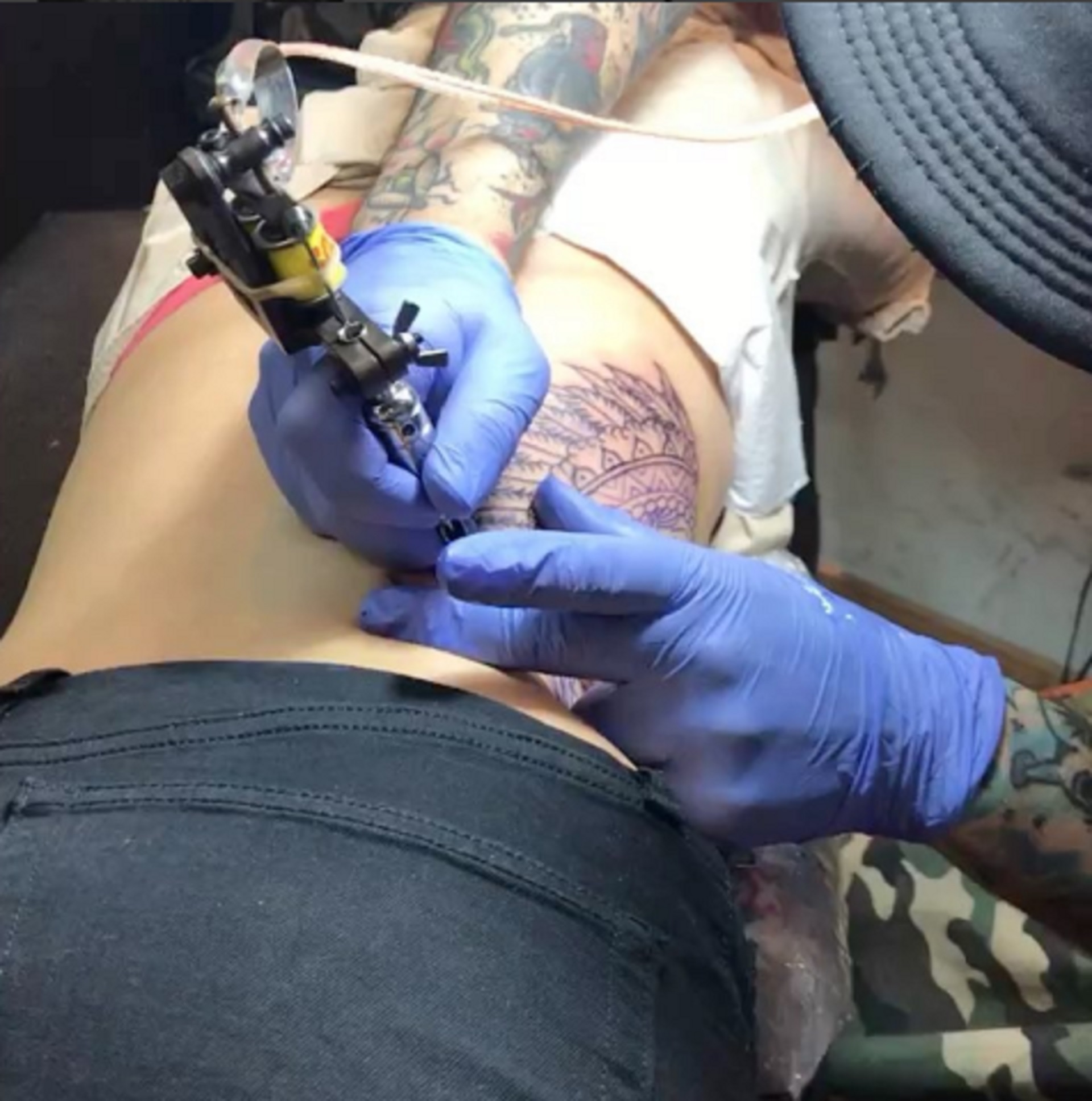 La conductora compartió en su cuenta de Instagram fotos mientras se hacía su primer tatuaje