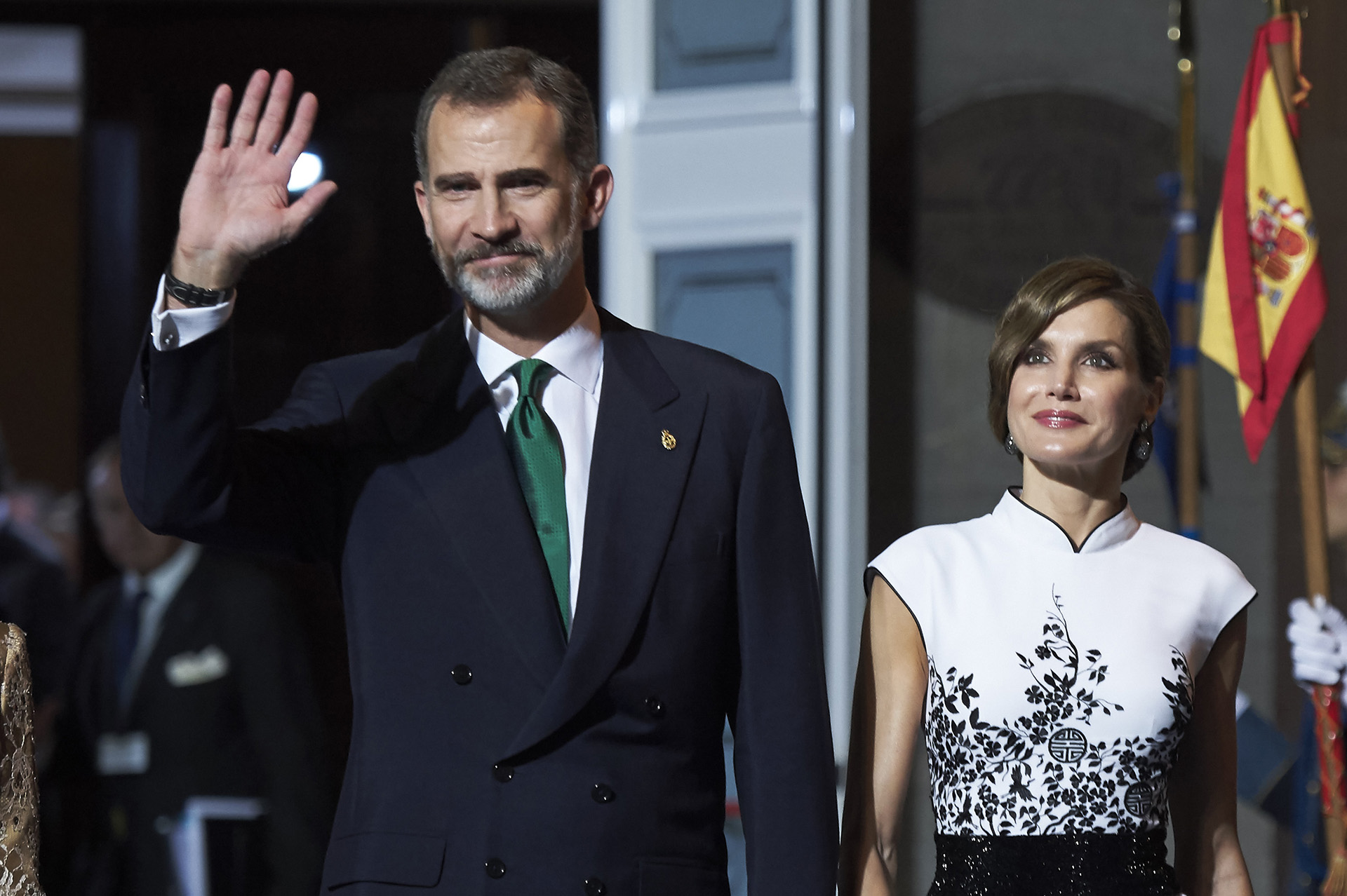 Llevan casi 15 años de matrimonio aunque su historia de amor comenzó de manera secreta. Letizia Ortiz Rocasolano, periodista de la TVE, jamás imaginó conocer a su futuro marido, el príncipe de Asturias Felipe -en aquel entonces el soltero más codiciado de España- en una reunión de trabajo.