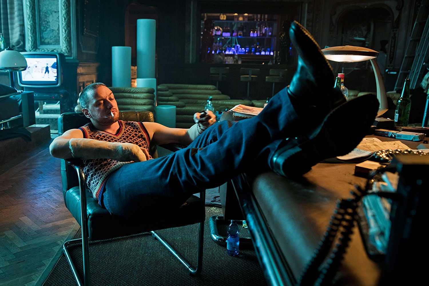James McAvoy se fracturó un brazo antes de empezar el rodaje: su lesión se incorporó al guión.