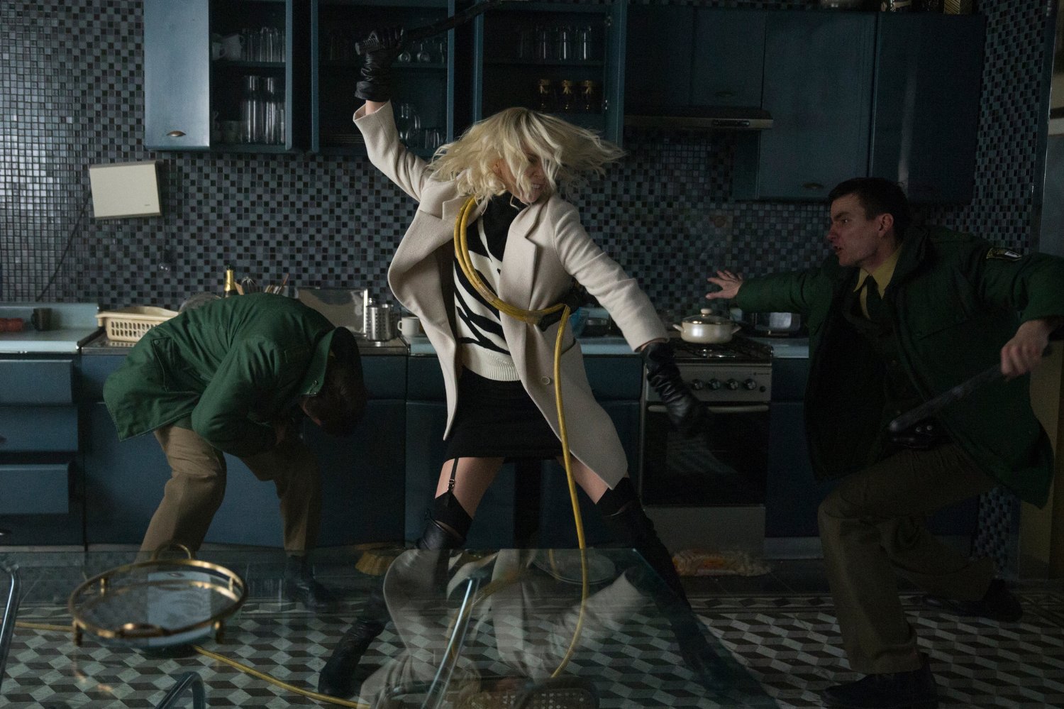 Charlize Theron se preparó con ocho entrenadores, incluido el actor Keanu Reeves.