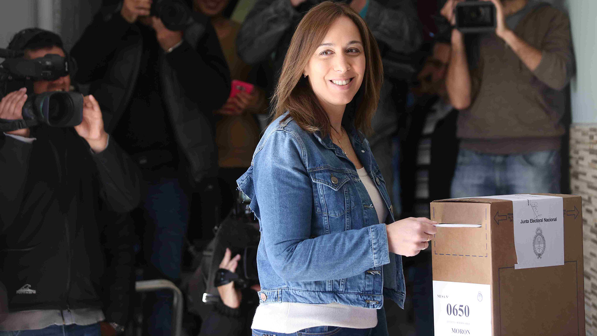 La gobernadora bonaerense María Eugenia Vidal emitió su voto con un look casual en denim compuesto por campera de jean , el detalle fashionista