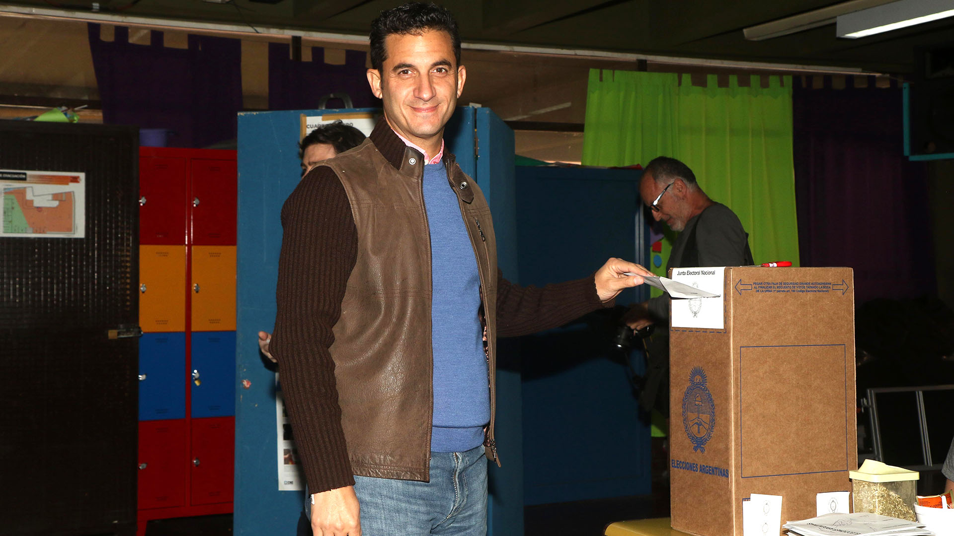 El candidato a diputado nacional Matías Tombolini lució un estilo actual, jeans suéter y chaqueta clásica