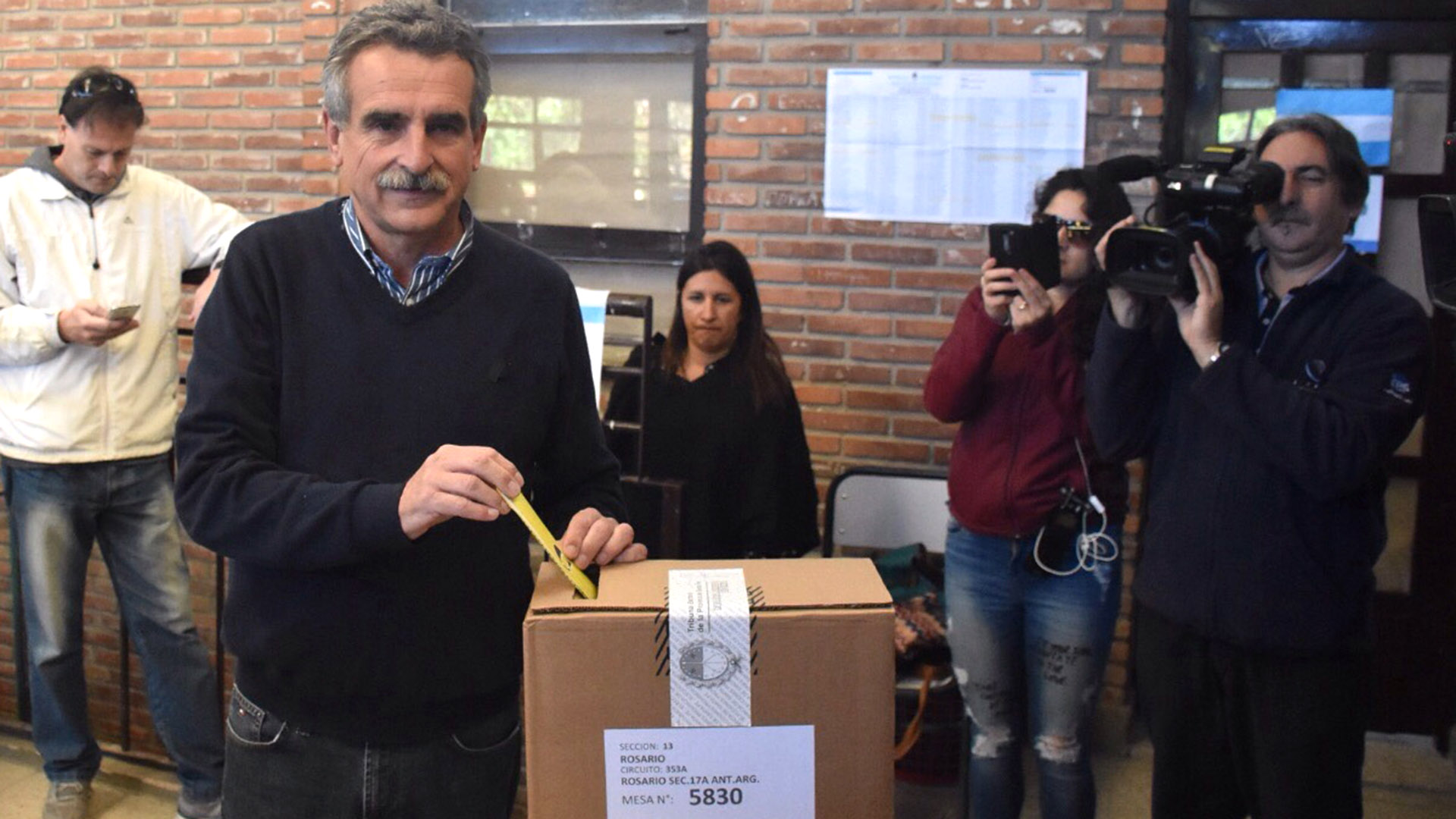 Agustín Rossi lució una propuesta conservadora con una camisa con sweater y jeans