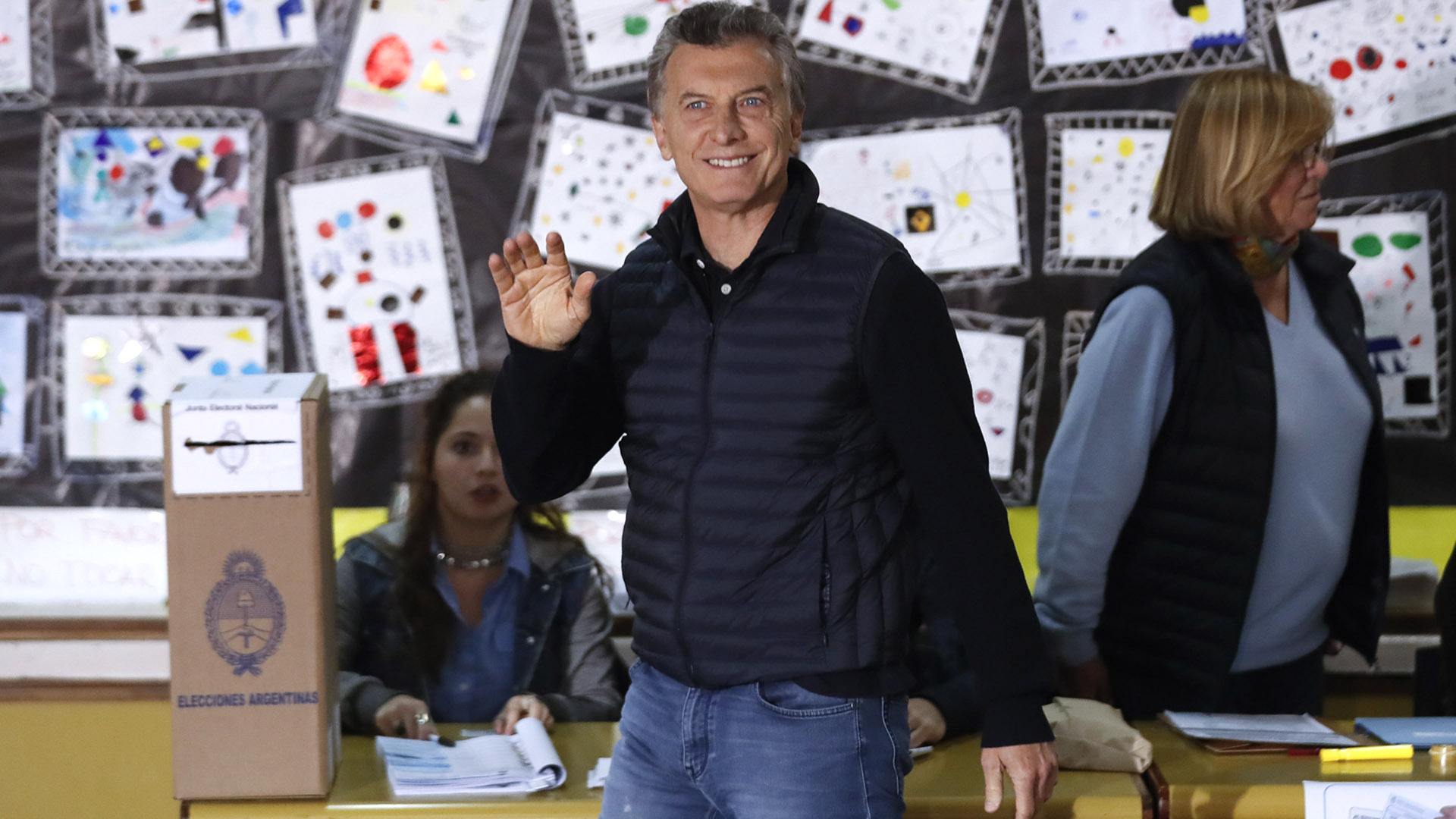El presidente Maurio Macri votó en Escuela N° 16 Wenceslao Posse con su equipo comodín: jeans, suéter y chaleco