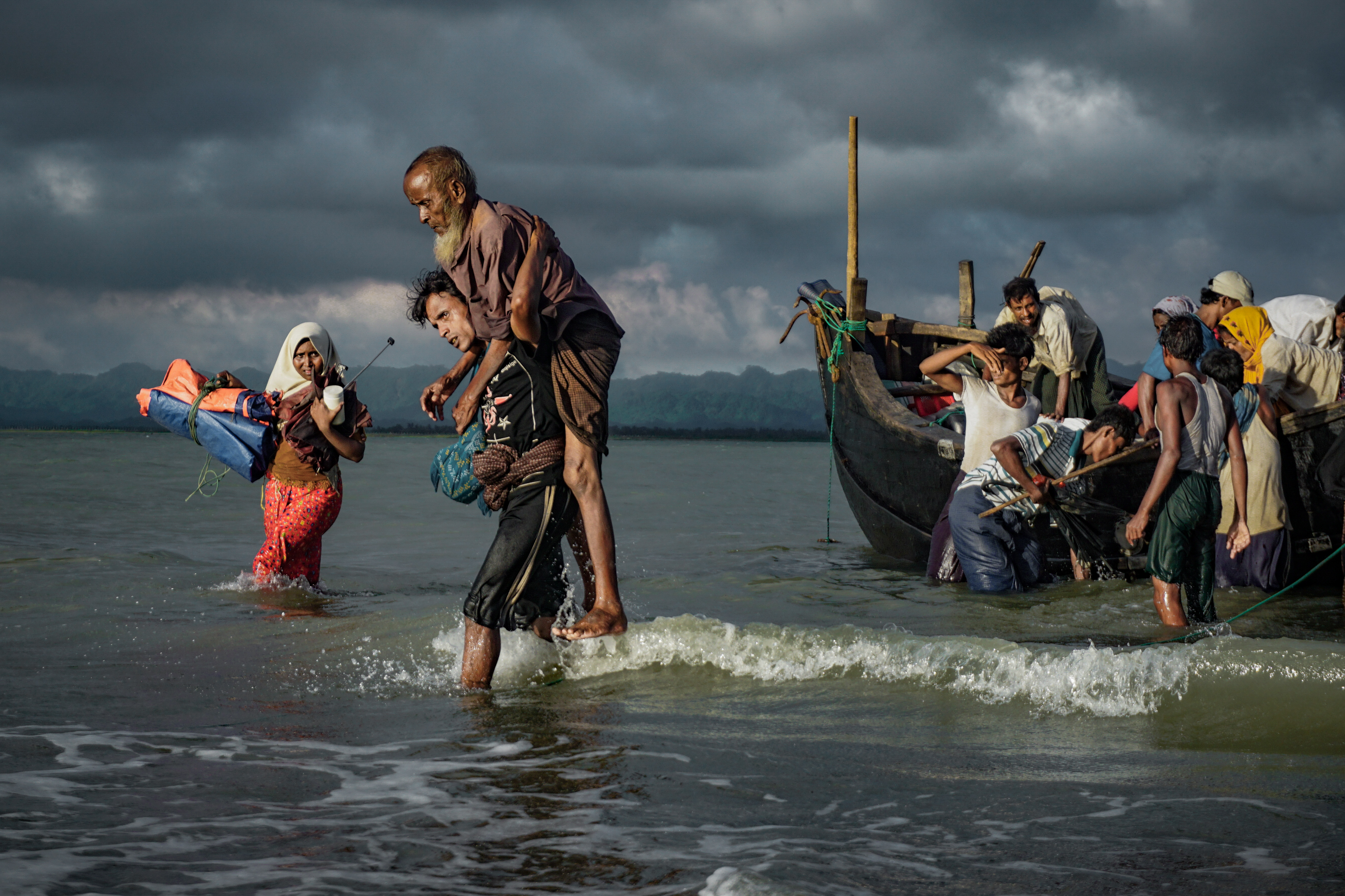 Un grupo de rohinyás desembarcan en Bangladesh en el río Naf river. La limpieza étnica contra esta minoría por parte de las autoridades birmanas causo una crisis humanitaria (Masfiqur Sohan/NurPhoto via Getty Images)