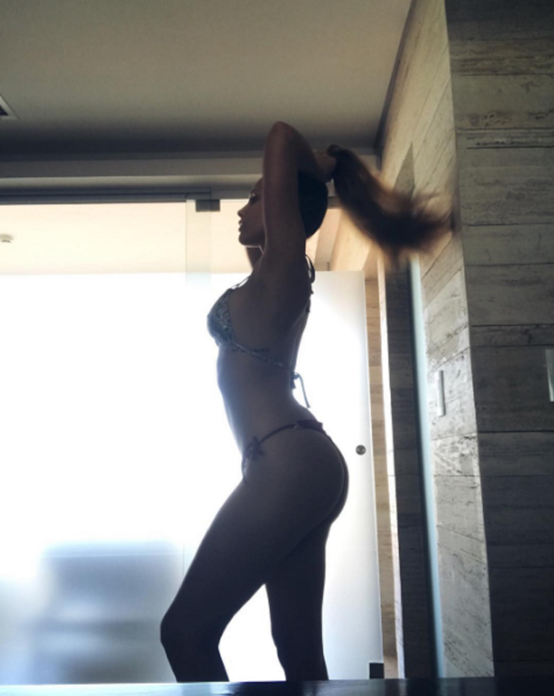 La modelo mostró sus curvas y lució una micro bikini