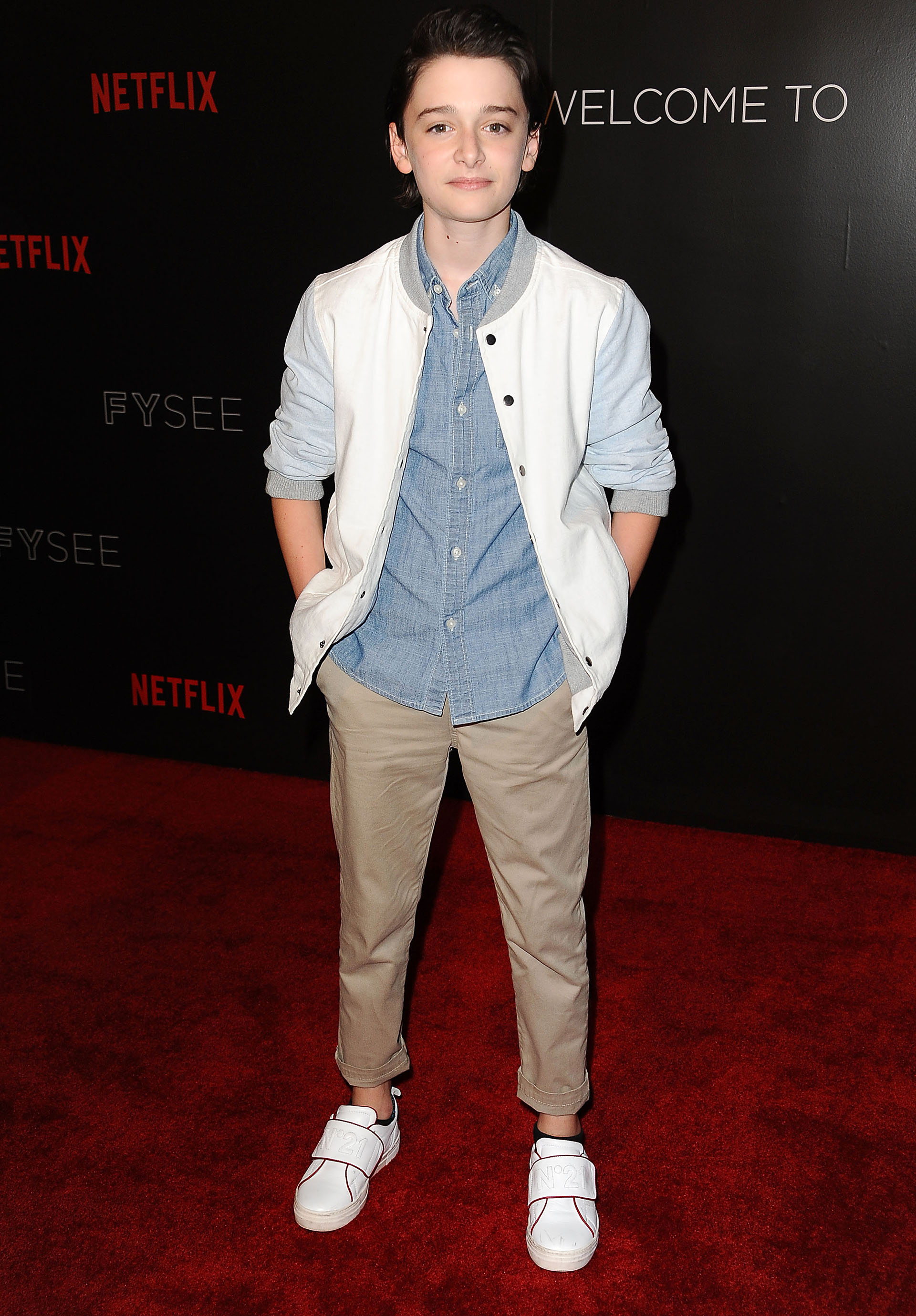 Noah Schnapp, apuesta a un look atemporal con prendas actuales, pantalones crop, zapatillas blancas y chaqueta bomber