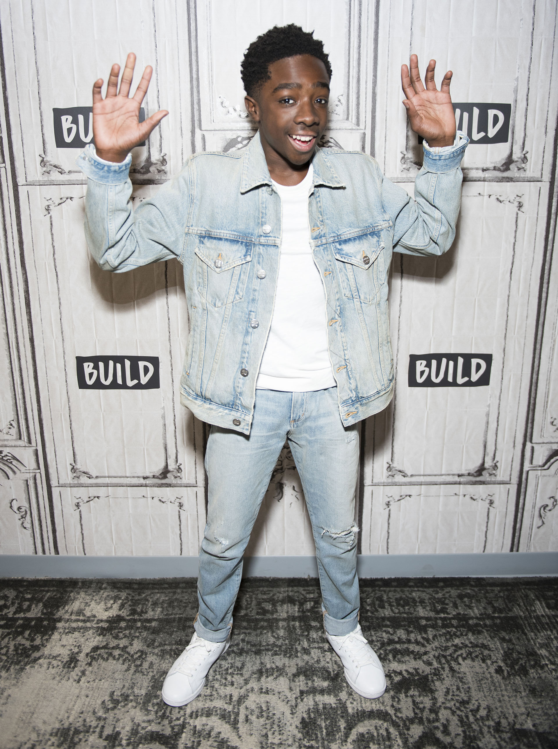 Caleb McLaughlin -el más osado en cuánto a la estética- se anima a incorporar tendencias , en este caso con total denim look