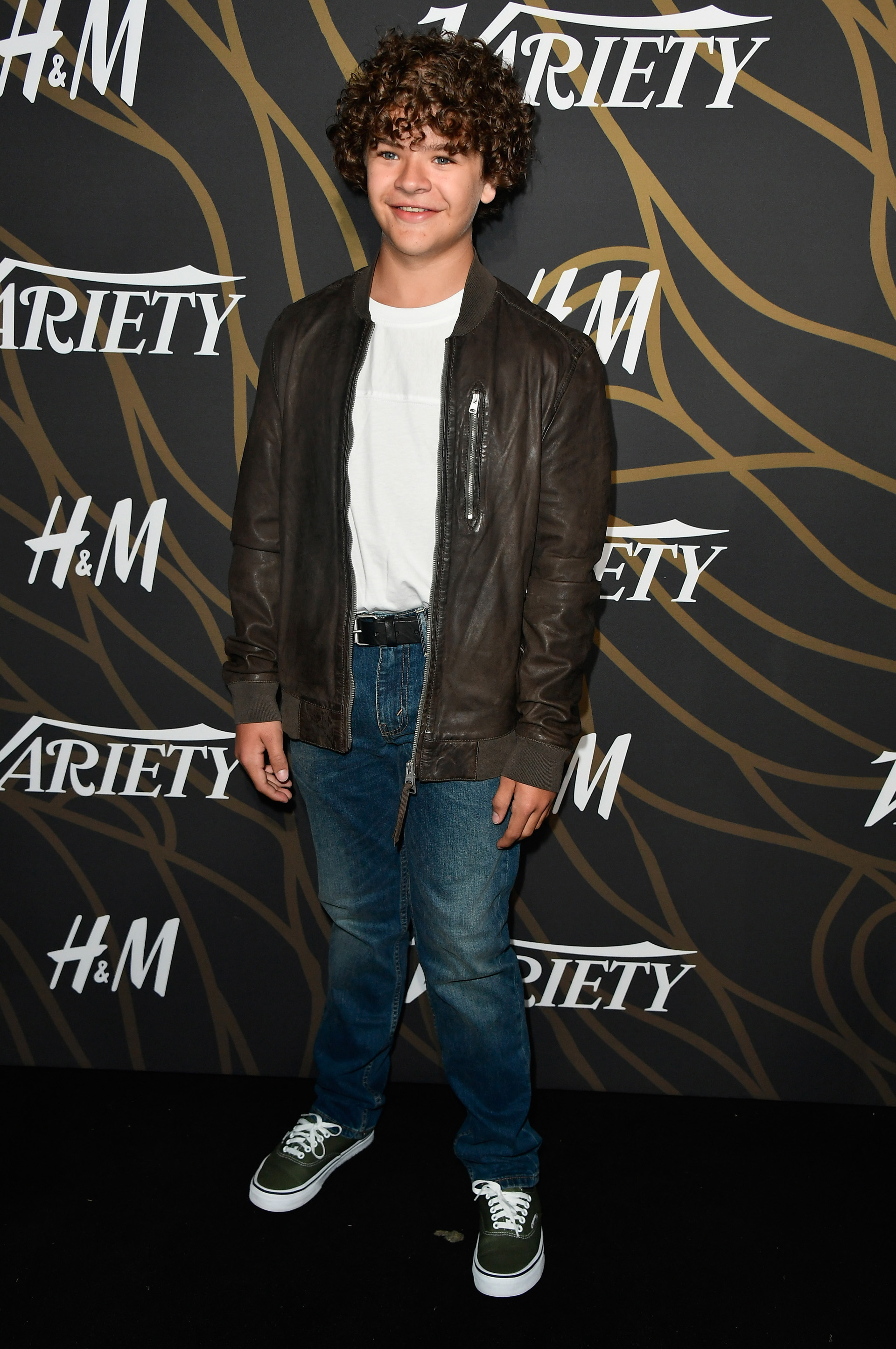 Gaten Matarazzo, con un perfil más conservador, es fanático de los 80, y lo traduce en su vestimenta